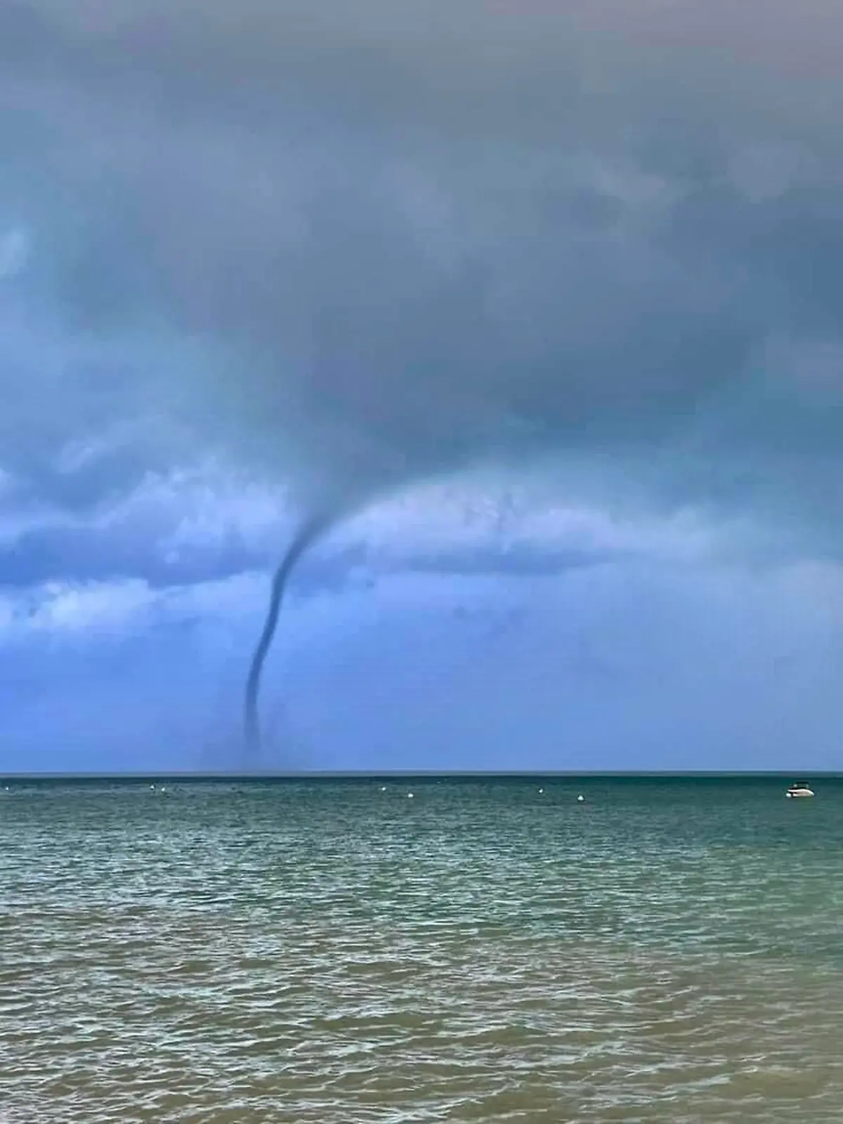 Lago di Garda, Veneto, Italien, Europa Unwetter mit Windrose und Tornado am Gardasee in den heutigen Morgenstunden. *** Lago di Garda, Veneto, Italy, Europe Thunderstorm with wind rose and tornado at Lake Garda in this morning hours 