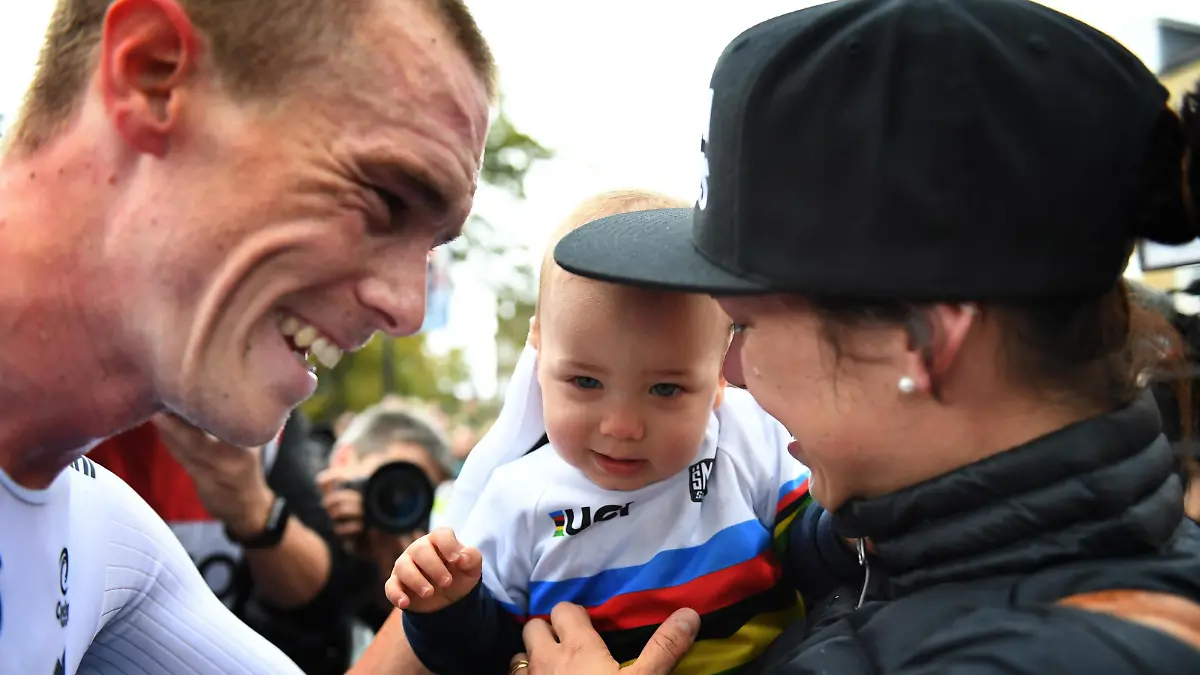 ROT // Die ehemalige Profi-Radrennfahrerin Melissa Dennis (32) geb. Hoskins - Melissa, mit der Dennis zwei Kinder hat, wurde von ihrem Mann dem Ex-Weltmeister Rohan Dennis in einem Pickup angefahren und starb spaeter im Krankenhaus in Adelaide - Im Foto Jubel bei Lebensgefaehrtin Melissa Hoskins (Rennfahrerin) und Sohn von Weltmeister Rohan Dennis (Australien / Team Bahrain - Merida) - Zeitfahren Elite Maenner - RAD - WM - Rad-WM - 2019 in Harrogate (Yorkshire) / Grossbritannien - Radweltmeisterschaft - Weltmeisterschaft Radfahren - Strasse - Straße - Nationalmannschaft - Nationaltrikot -
