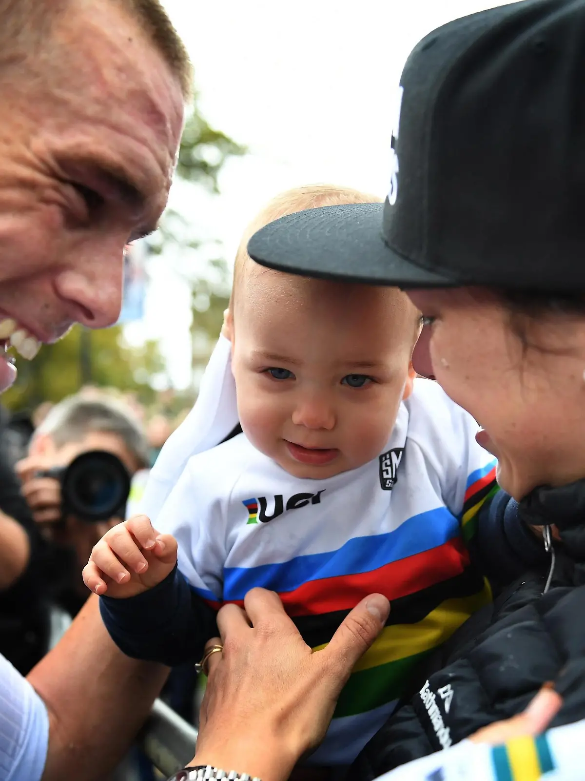 ROT // Die ehemalige Profi-Radrennfahrerin Melissa Dennis (32) geb. Hoskins - Melissa, mit der Dennis zwei Kinder hat, wurde von ihrem Mann dem Ex-Weltmeister Rohan Dennis in einem Pickup angefahren und starb spaeter im Krankenhaus in Adelaide - Im Foto Jubel bei Lebensgefaehrtin Melissa Hoskins (Rennfahrerin) und Sohn von Weltmeister Rohan Dennis (Australien / Team Bahrain - Merida) - Zeitfahren Elite Maenner - RAD - WM - Rad-WM - 2019 in Harrogate (Yorkshire) / Grossbritannien - Radweltmeisterschaft - Weltmeisterschaft Radfahren - Strasse - Straße - Nationalmannschaft - Nationaltrikot -