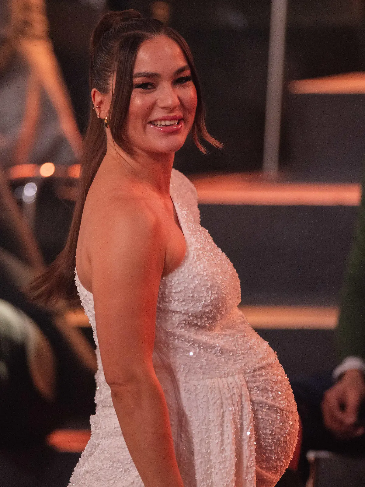 23.02.2024, Nordrhein-Westfalen, Köln: Die hochschwangere Profitänzerin Renata Lusin steht in der Kennenlernshow der RTL-Tanzshow ·Let's Dance· zum Auftakt der neuen Staffel auf dem Parkett im Coloneum. Foto: Rolf Vennenbernd/dpa +++ dpa-Bildfunk +++