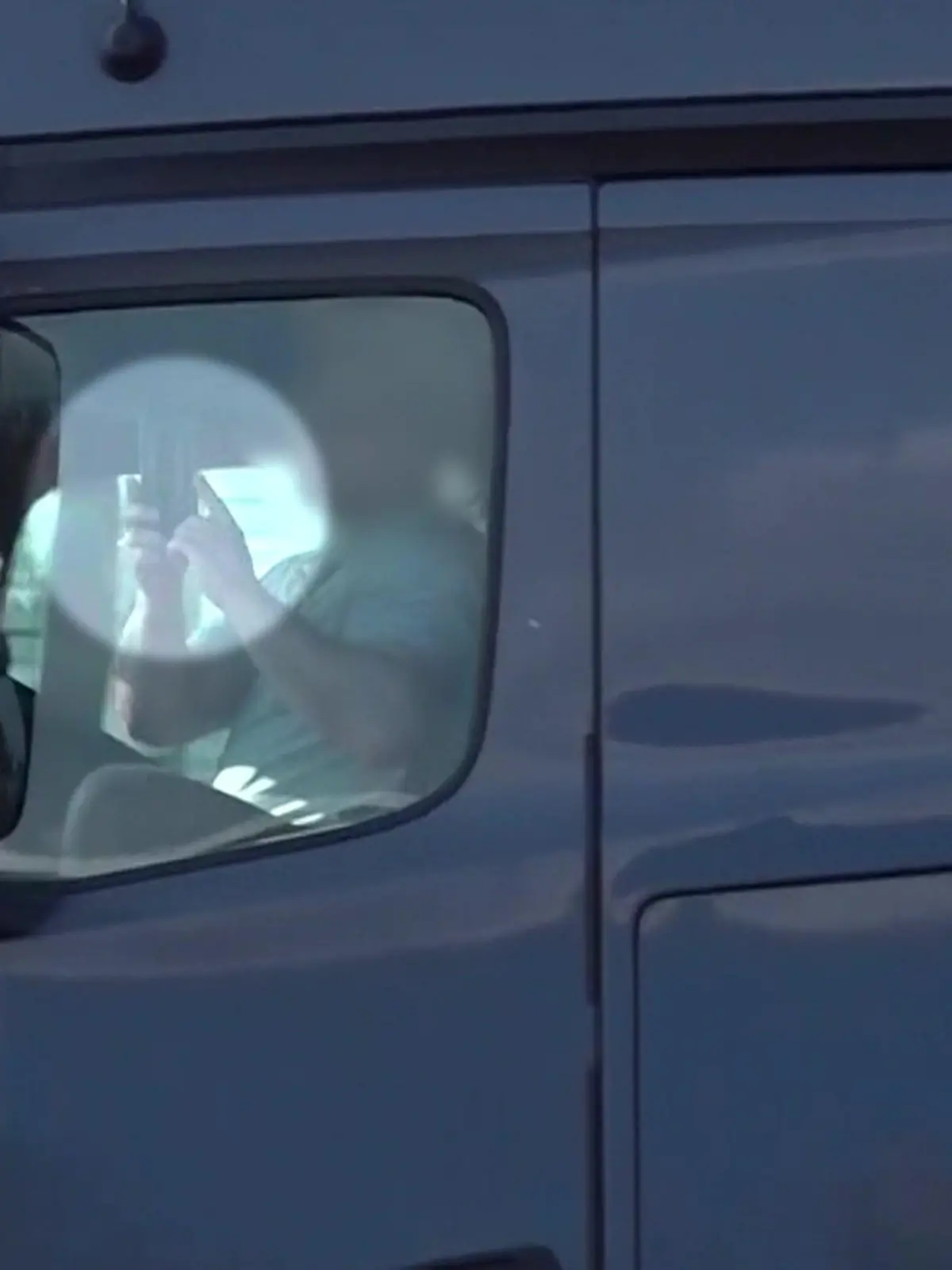 Ungebremst fährt ein LKW auf ein Stauende im Landkreis Harburg (Niedersachsen).
Über eine Stunde versuchen daraufhin Einsatzkräfte einen verletzten Wohnmobilfahrer aus dem Fahrzeug zu befreien. Und einigen LKW- und Autofahrern im Gegenverkehr fällt natürlich nichts Besseres ein, als abzubremsen und den Unfall zu filmen. Wie die Polizei darauf reagiert, seht ihr im Video.