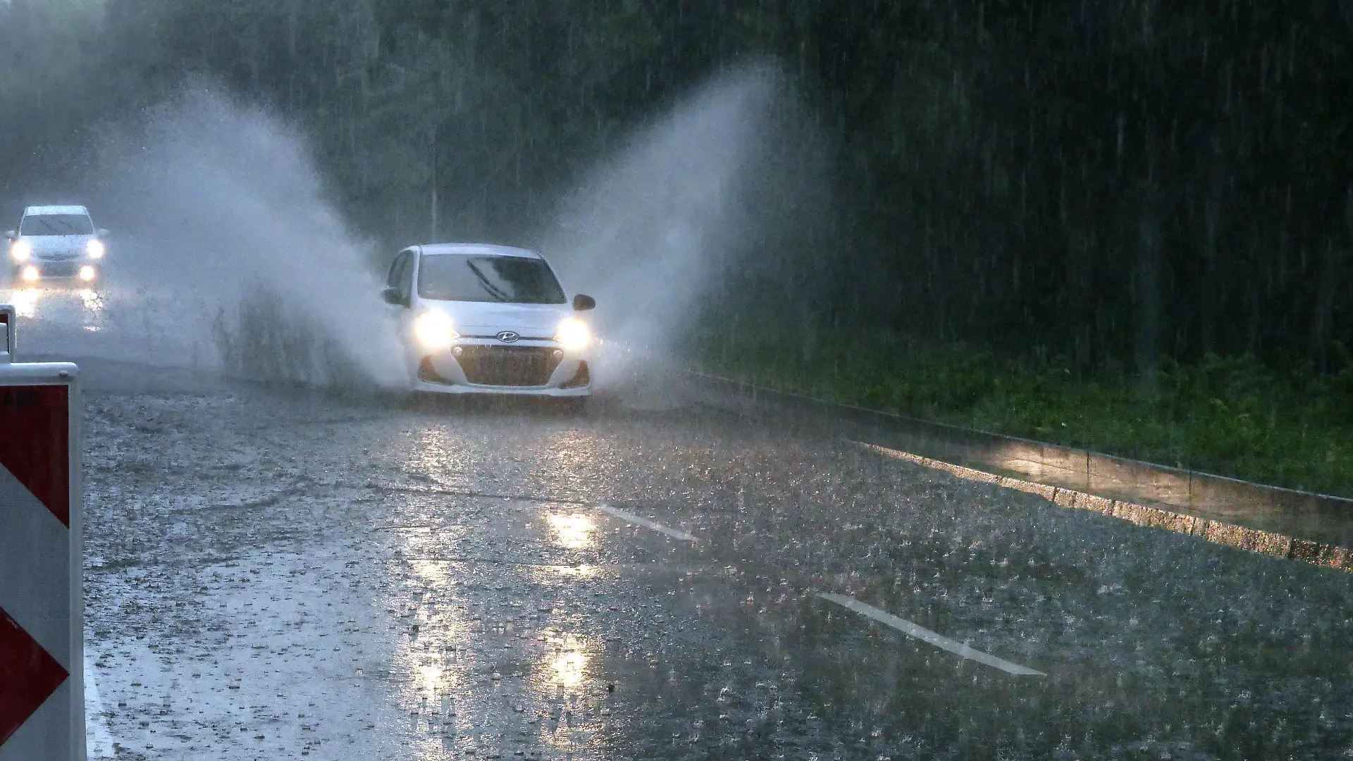 Berlin - Deutschland. Ein heftiges Unwetter mit Starkregen geht nieder, Autos fahren durch riesige Lachen. *** Berlin Germany A violent storm with heavy rain falls, cars drive through huge puddles