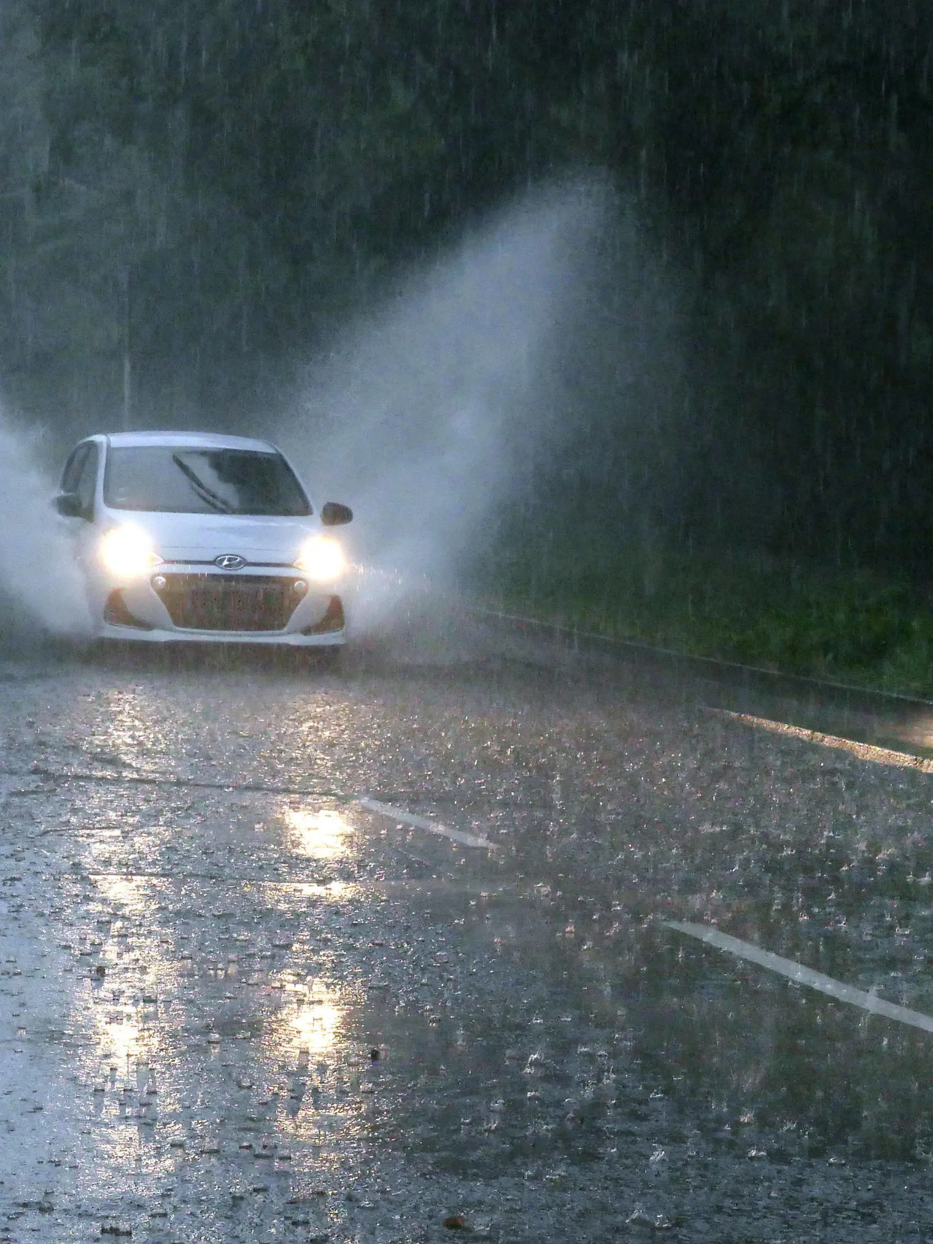  Berlin - Deutschland. Ein heftiges Unwetter mit Starkregen geht nieder, Autos fahren durch riesige Lachen. *** Berlin Germany A violent storm with heavy rain falls, cars drive through huge puddles