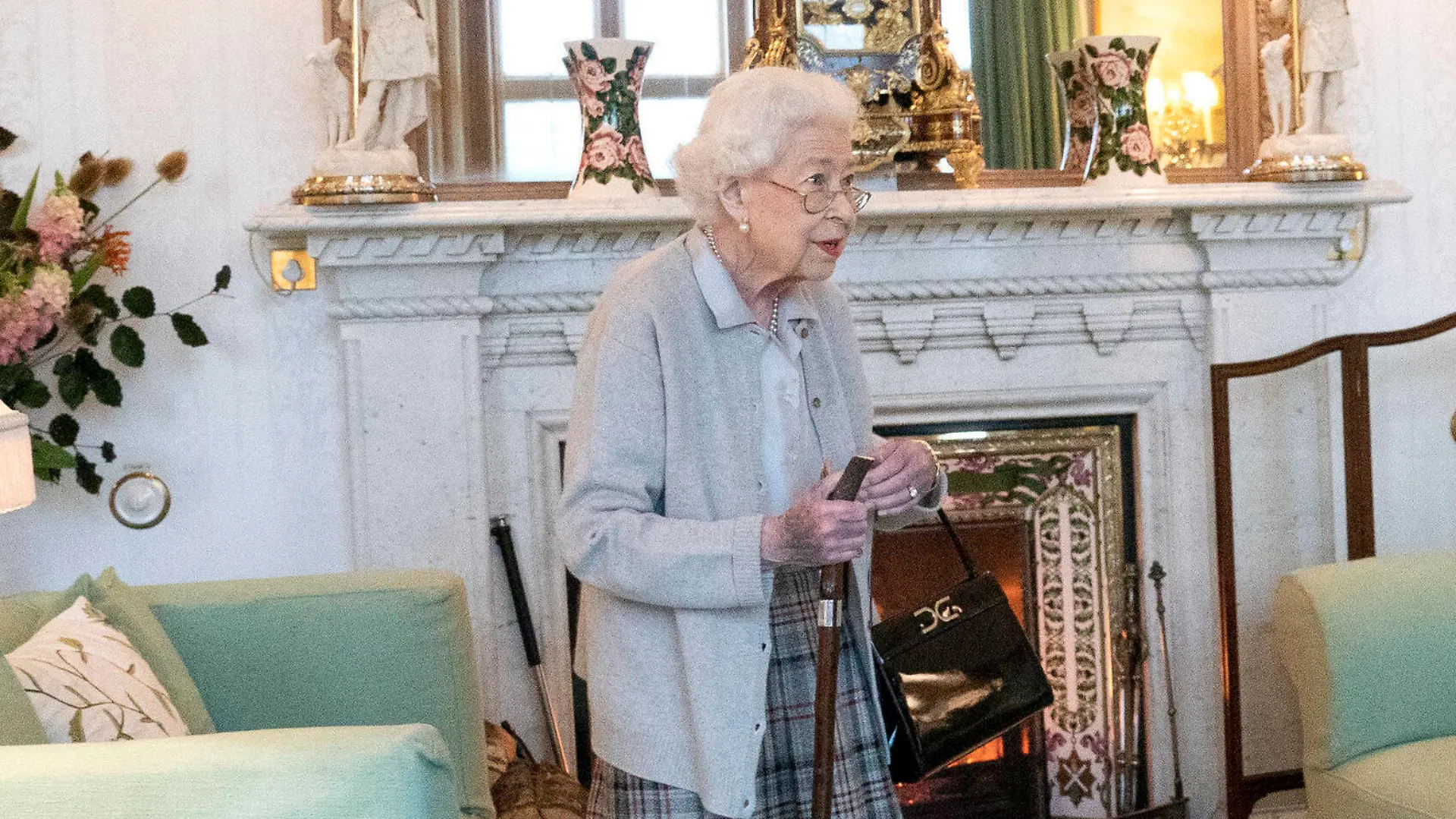 . 06/09/2022. Balmoral, United Kingdom. Queen Elizabeth II welcomes Liz Truss, during an audience at Balmoral, Scotland, where she invited the newly elected leader of the Conservative party to become the new Prime Minister of the United Kingdom. PUBLICATIONxINxGERxSUIxAUTxHUNxONLY xi-Imagesx/Poolx IIM-23731-0003