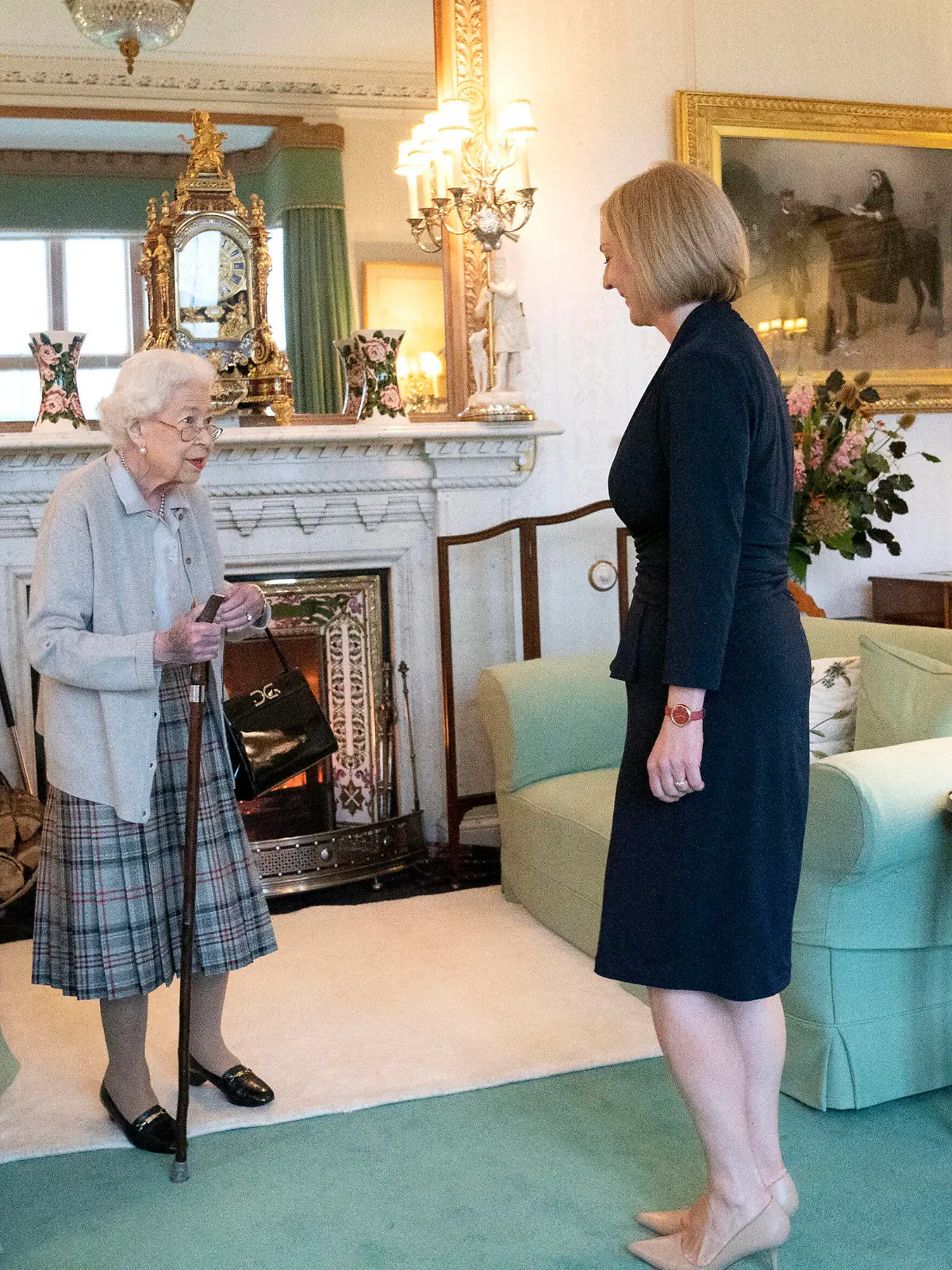  . 06/09/2022. Balmoral, United Kingdom. Queen Elizabeth II welcomes Liz Truss, during an audience at Balmoral, Scotland, where she invited the newly elected leader of the Conservative party to become the new Prime Minister of the United Kingdom. PUBLICATIONxINxGERxSUIxAUTxHUNxONLY xi-Imagesx/Poolx IIM-23731-0003