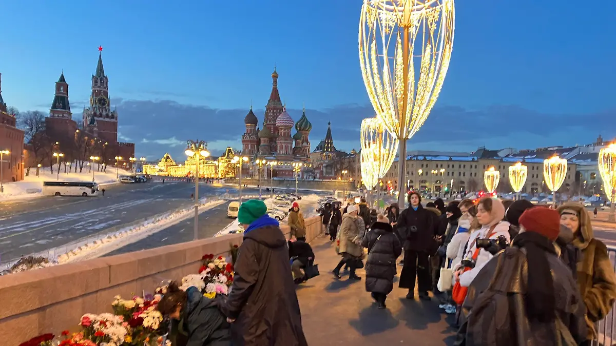 27.02.2024, Russland, Moskau: Menschen legen Blumen an der Stelle nieder, an der 2015 der Kremlgegner Boris Nemzow erschossen wurde. Foto: Hannah Wagner/dpa +++ dpa-Bildfunk +++