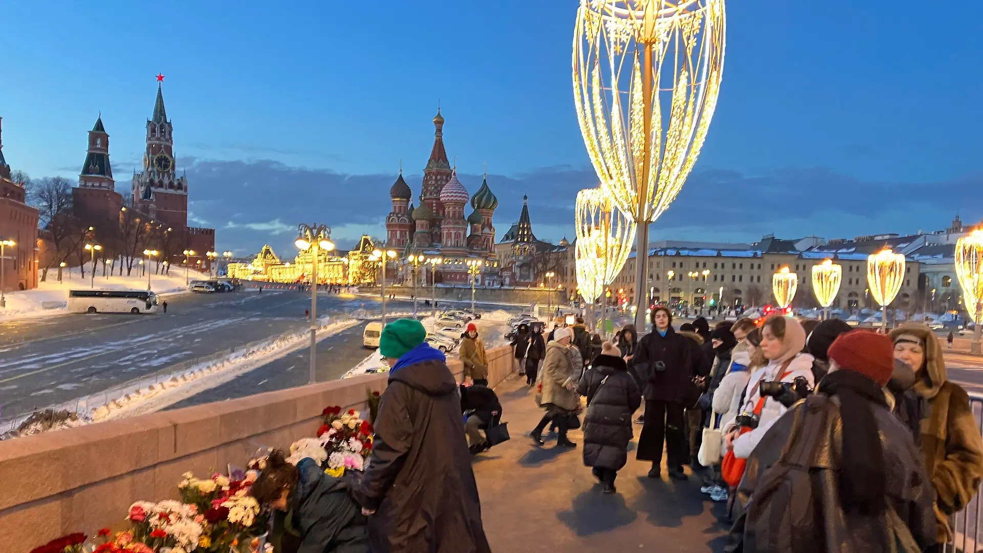 27.02.2024, Russland, Moskau: Menschen legen Blumen an der Stelle nieder, an der 2015 der Kremlgegner Boris Nemzow erschossen wurde. Foto: Hannah Wagner/dpa +++ dpa-Bildfunk +++