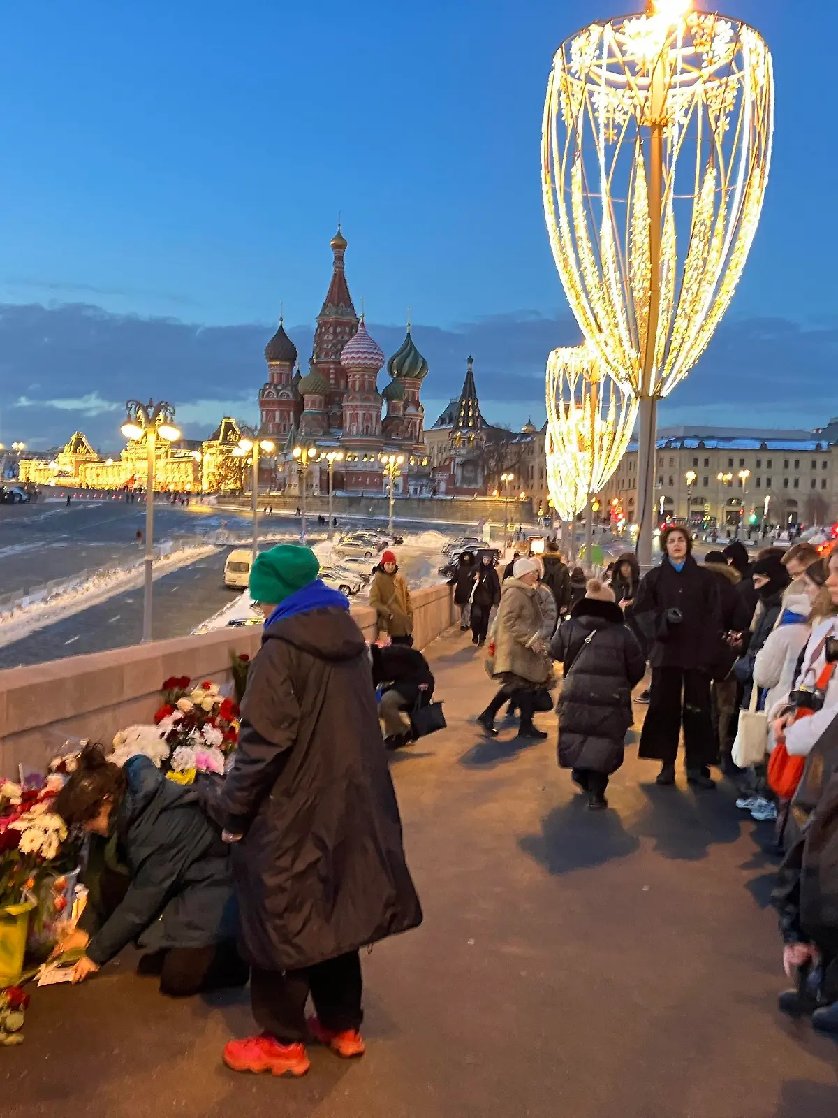27.02.2024, Russland, Moskau: Menschen legen Blumen an der Stelle nieder, an der 2015 der Kremlgegner Boris Nemzow erschossen wurde. Foto: Hannah Wagner/dpa +++ dpa-Bildfunk +++