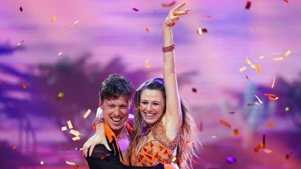 Ann-Kathrin Bendixen und Valentin Lusin tanzen Jive.

+++ Die Verwendung des sendungsbezogenen Materials ist nur mit dem Hinweis und Verlinkung auf RTL+ gestattet. +++