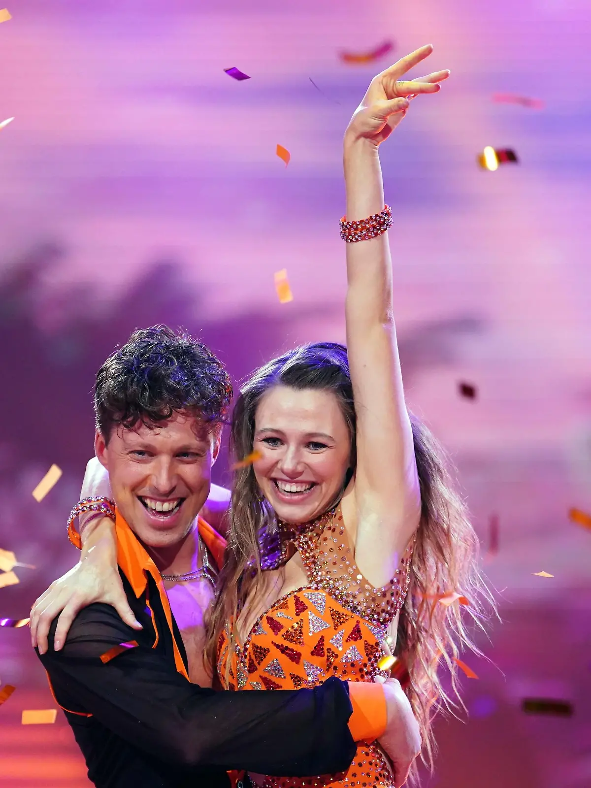 Ann-Kathrin Bendixen und Valentin Lusin tanzen Jive.

+++ Die Verwendung des sendungsbezogenen Materials ist nur mit dem Hinweis und Verlinkung auf RTL+ gestattet. +++