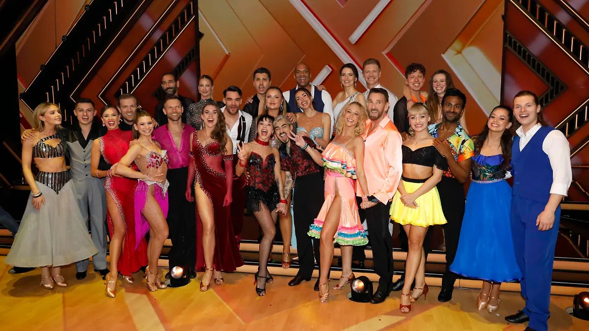 Lina Larissa Strahl, Zsolt Sandor Cseke, Patricija Ionel, Tillman Schulz, Jana Wosnitza, Vadim Garbuzov, Massimo Sinato, Lulu Lewe, Mariia Maksina, Stefano Zarrella, Alexandru Ionel, Sophia Thiel, Anastasia Stan, Tony Bauer, Ekaterina Leonova, Detlef Soost, Kathrin Menzinger, Eva Padberg, Paul Lorenz, Mark Keller, Marta Arndt, Valentin Lusin, Ann-Kathrin Bendixen, Biyon Kattilathu, Malika Dzumaev und Gabriel Kelly in der ersten Live-Show der 17. Staffel der RTL-Tanzshow Let s Dance im MMC Coloneum. Köln, 01.03.2024 *** Lina Larissa Strahl, Zsolt Sandor Cseke, Patricija Ionel, Tillman Schulz, Jana Wosnitza, Vadim Garbuzov, Massimo Sinato, Lulu Lewe, Mariia Maksina, Stefano Zarrella, Alexandru Ionel, Sophia Thiel, Anastasia Stan, Tony Baue Foto:xR.xSchmiegeltx/xFuturexImagex lets_dance0103_4570