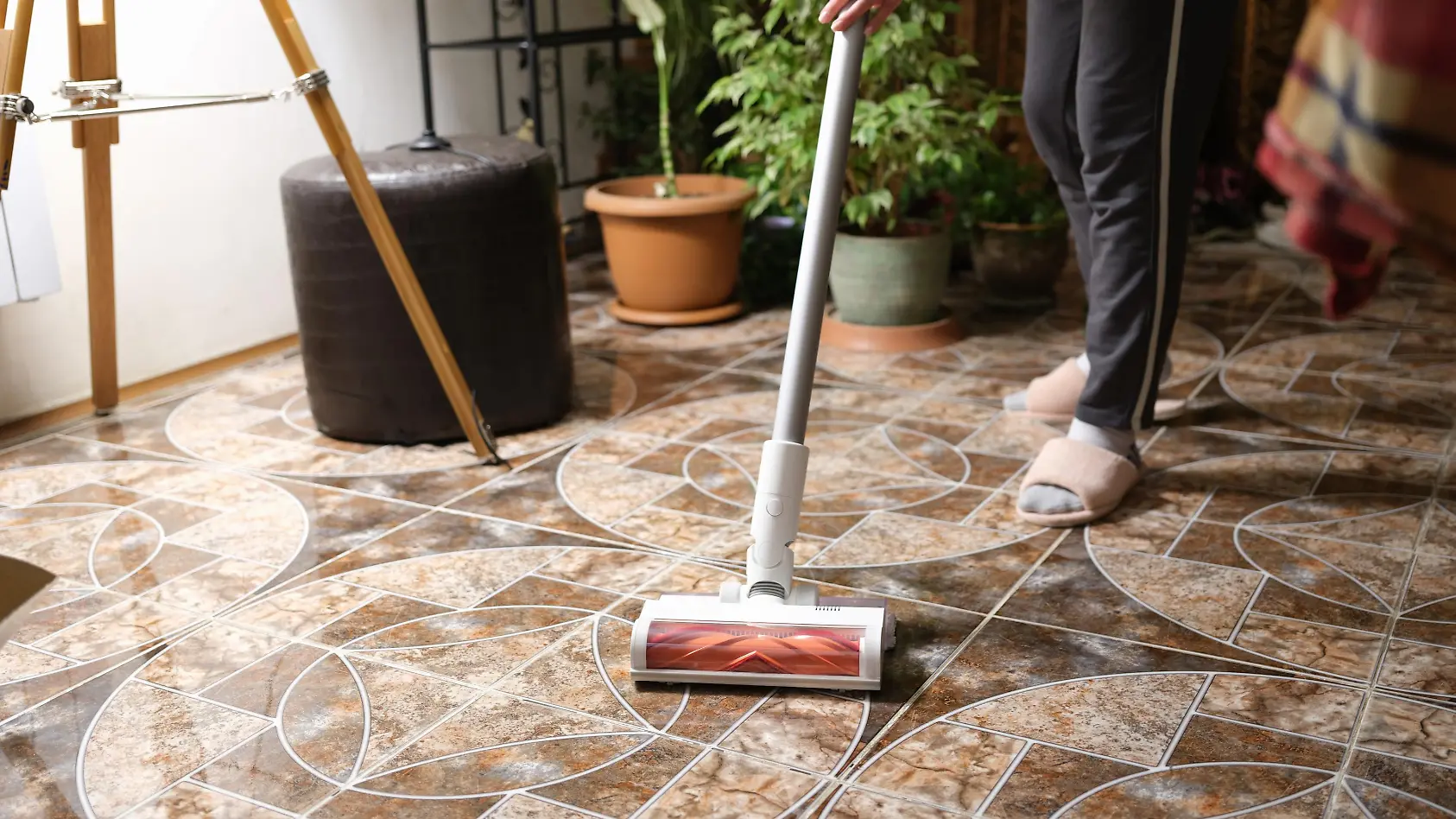 Hartbodenreiniger-Test: Dyson räumt ab