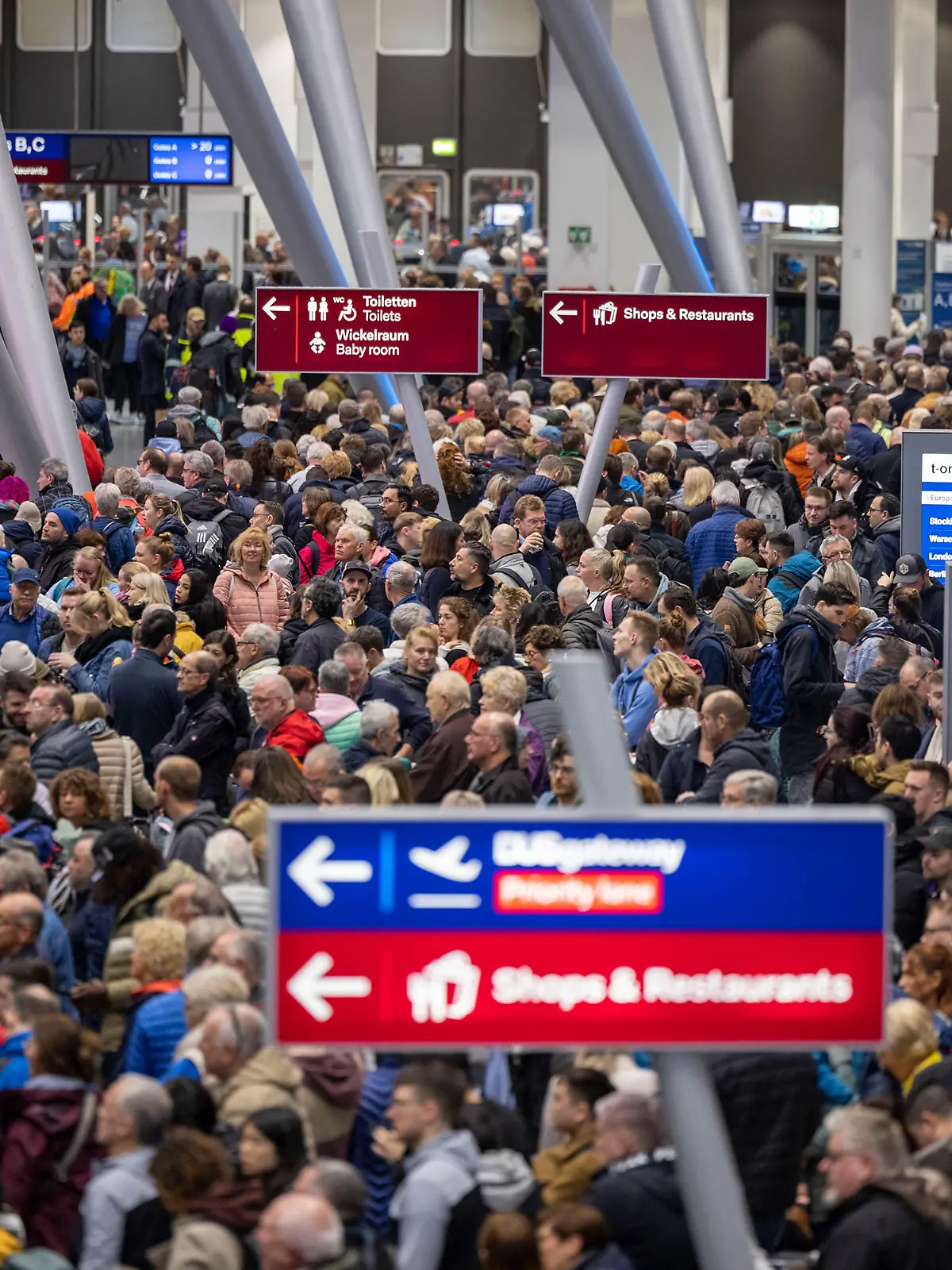 Passagiere stehen an den Check-In Schaltern am Flughafen Düsseldorf an. Mit erneuten Warnstreiks gleich mehrerer Berufsgruppen legt die Gewerkschaft Verdi am Donnerstag und Freitag wichtige Teile des deutschen Luftverkehrs lahm.