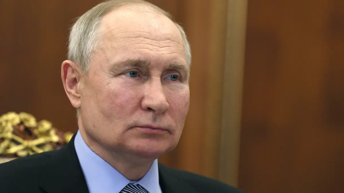 23.06.2023, Russland, Moskau: Dieses von der staatlichen russischen Nachrichtenagentur Sputnik via AP veröffentlichte Foto zeigt Wladimir Putin, Präsident von Russland, der dem Mitglied der Russischen Akademie der Wissenschaften und Spezialist für angewandte und grundlegende Endokrinologie, Dedow, während eines Treffens im Kreml zuhört. Nach dem bewaffneten Aufstand des russischen Söldnerchefs Jewgeni Prigoschin hat der Kreml in Moskau eine Rede von Präsident Wladimir Putin angekündigt. Foto: Gavriil Grigorov/Pool Sputnik Kremlin/AP/dpa +++ dpa-Bildfunk +++
