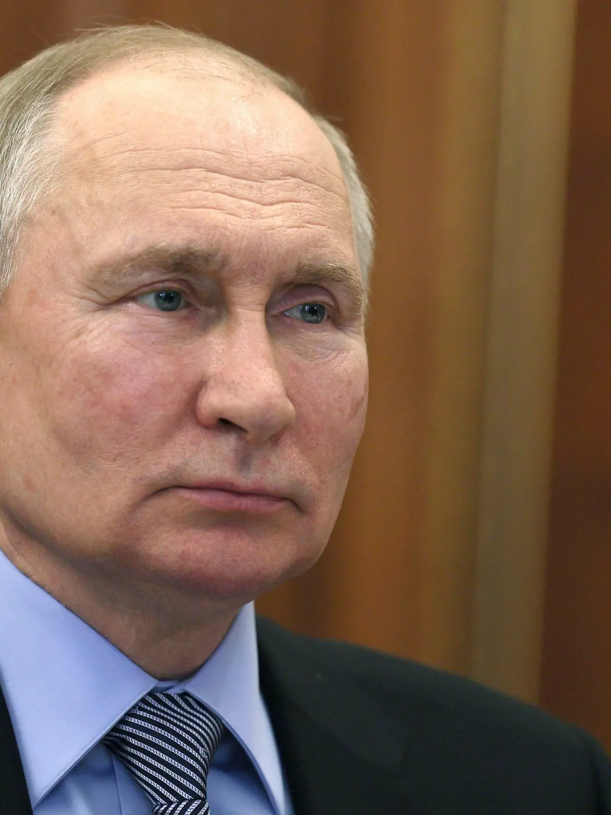 23.06.2023, Russland, Moskau: Dieses von der staatlichen russischen Nachrichtenagentur Sputnik via AP veröffentlichte Foto zeigt Wladimir Putin, Präsident von Russland, der dem Mitglied der Russischen Akademie der Wissenschaften und Spezialist für angewandte und grundlegende Endokrinologie, Dedow, während eines Treffens im Kreml zuhört. Nach dem bewaffneten Aufstand des russischen Söldnerchefs Jewgeni Prigoschin hat der Kreml in Moskau eine Rede von Präsident Wladimir Putin angekündigt. Foto: Gavriil Grigorov/Pool Sputnik Kremlin/AP/dpa +++ dpa-Bildfunk +++