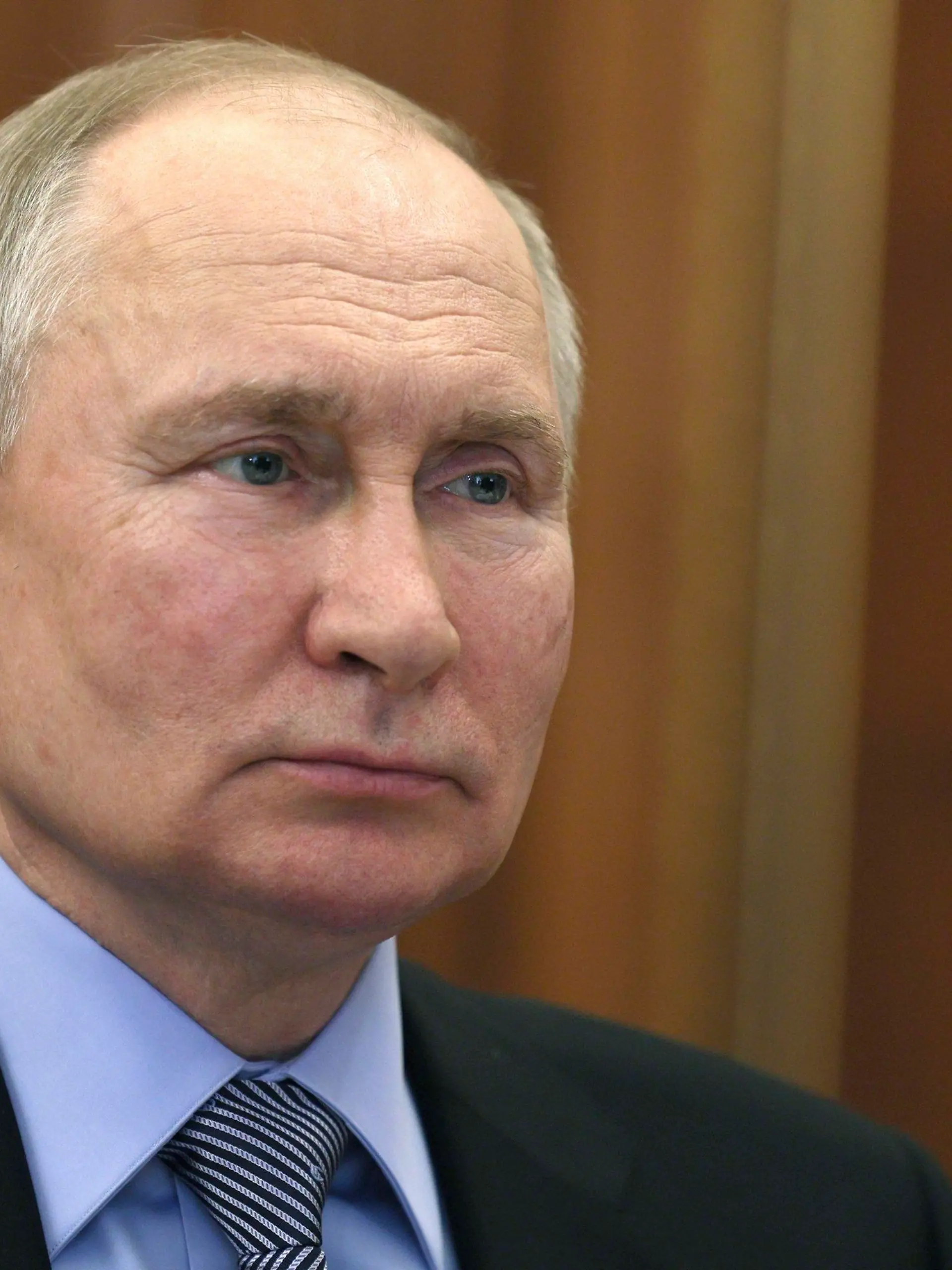 23.06.2023, Russland, Moskau: Dieses von der staatlichen russischen Nachrichtenagentur Sputnik via AP veröffentlichte Foto zeigt Wladimir Putin, Präsident von Russland, der dem Mitglied der Russischen Akademie der Wissenschaften und Spezialist für angewandte und grundlegende Endokrinologie, Dedow, während eines Treffens im Kreml zuhört. Nach dem bewaffneten Aufstand des russischen Söldnerchefs Jewgeni Prigoschin hat der Kreml in Moskau eine Rede von Präsident Wladimir Putin angekündigt. Foto: Gavriil Grigorov/Pool Sputnik Kremlin/AP/dpa +++ dpa-Bildfunk +++