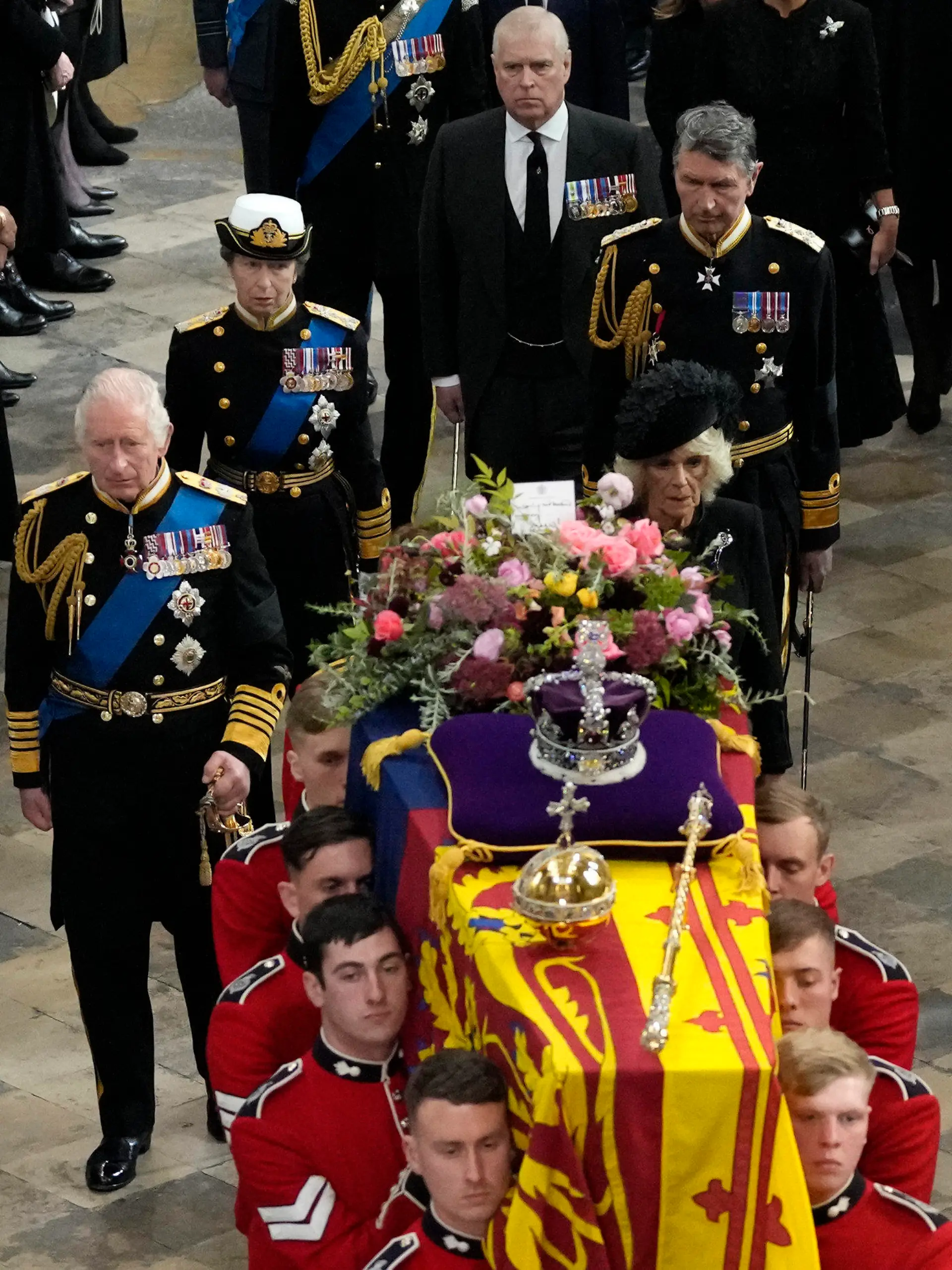 19.09.2022, Großbritannien, London: Großbritanniens König Charles III. (1. Reihe hinter dem Sarg, l-r), Camilla, Königsgemahlin, Prinzessin Anne (2. Reihe hinter dem Sarg, l-r) und ihr Ehemann Sir Timothy Laurence sowie Prinz Andrew (3. Reihe), Herzog von York, folgen dem Sarg von Königin Elizabeth II. während der Trauerfeier vor der Beisetzung in der Westminster Abbey. Für die Trauerfeier sind Präsidenten, Regierungschefs sowie gekrönte Häupter aus aller Welt angereist. Foto: Frank Augstein/Pool AP/dpa +++ dpa-Bildfunk +++
