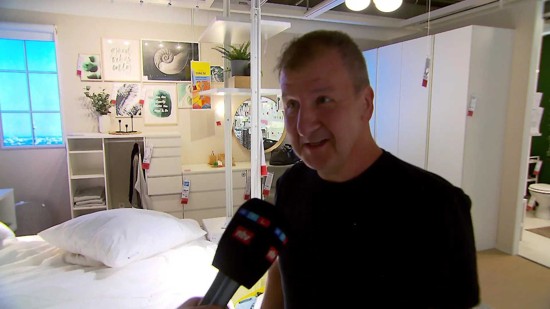 Roland freut sich auf seine Nacht im gemütlichen Modell-Schlafzimmer.