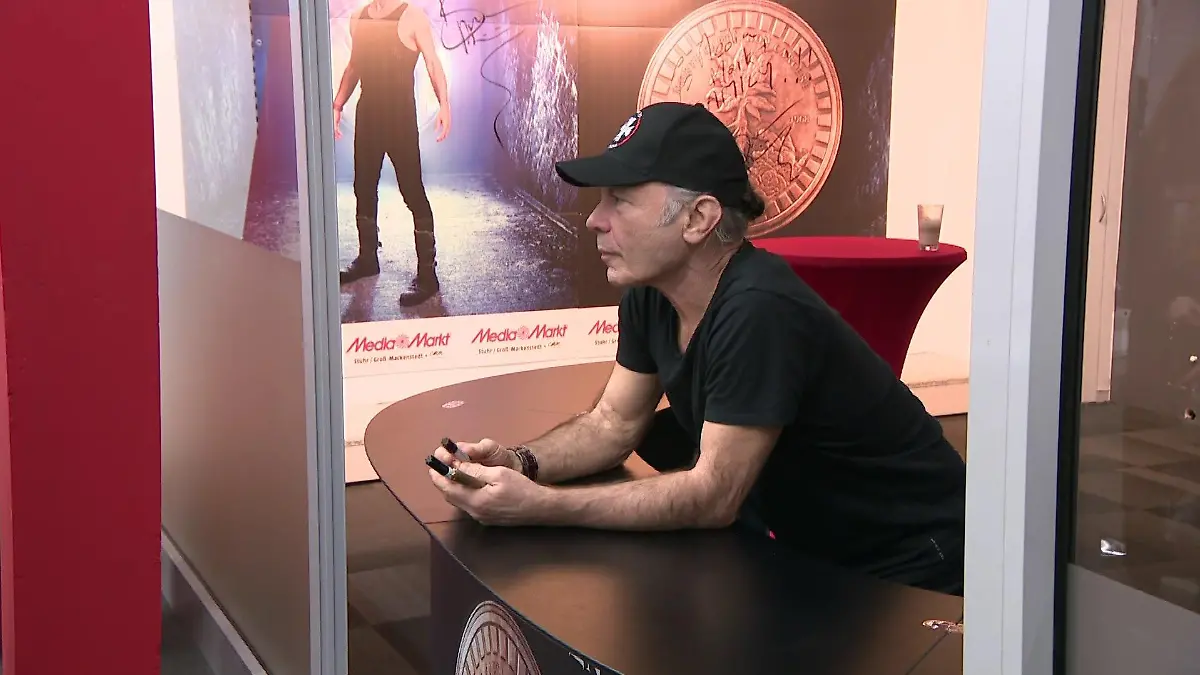 Musiker Bruce Dickinson wartet auf seine Metalheads.