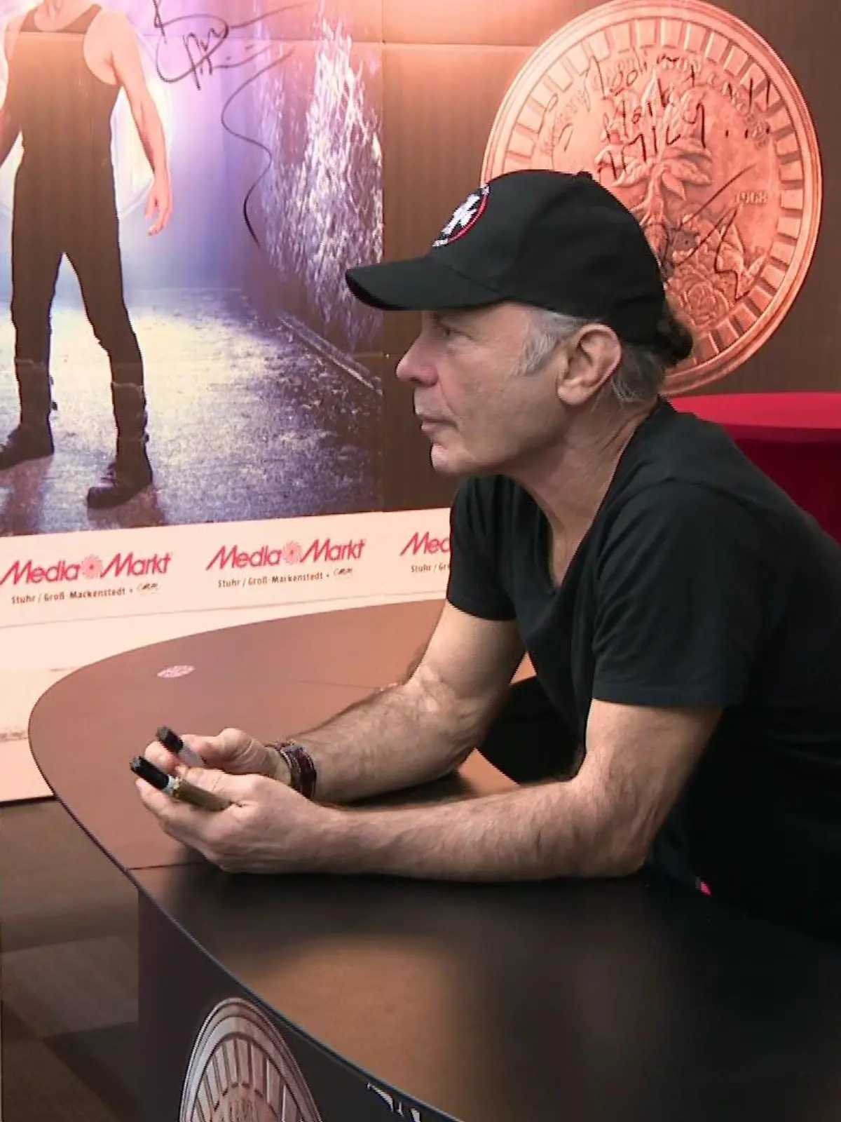 Musiker Bruce Dickinson wartet auf seine Metalheads.