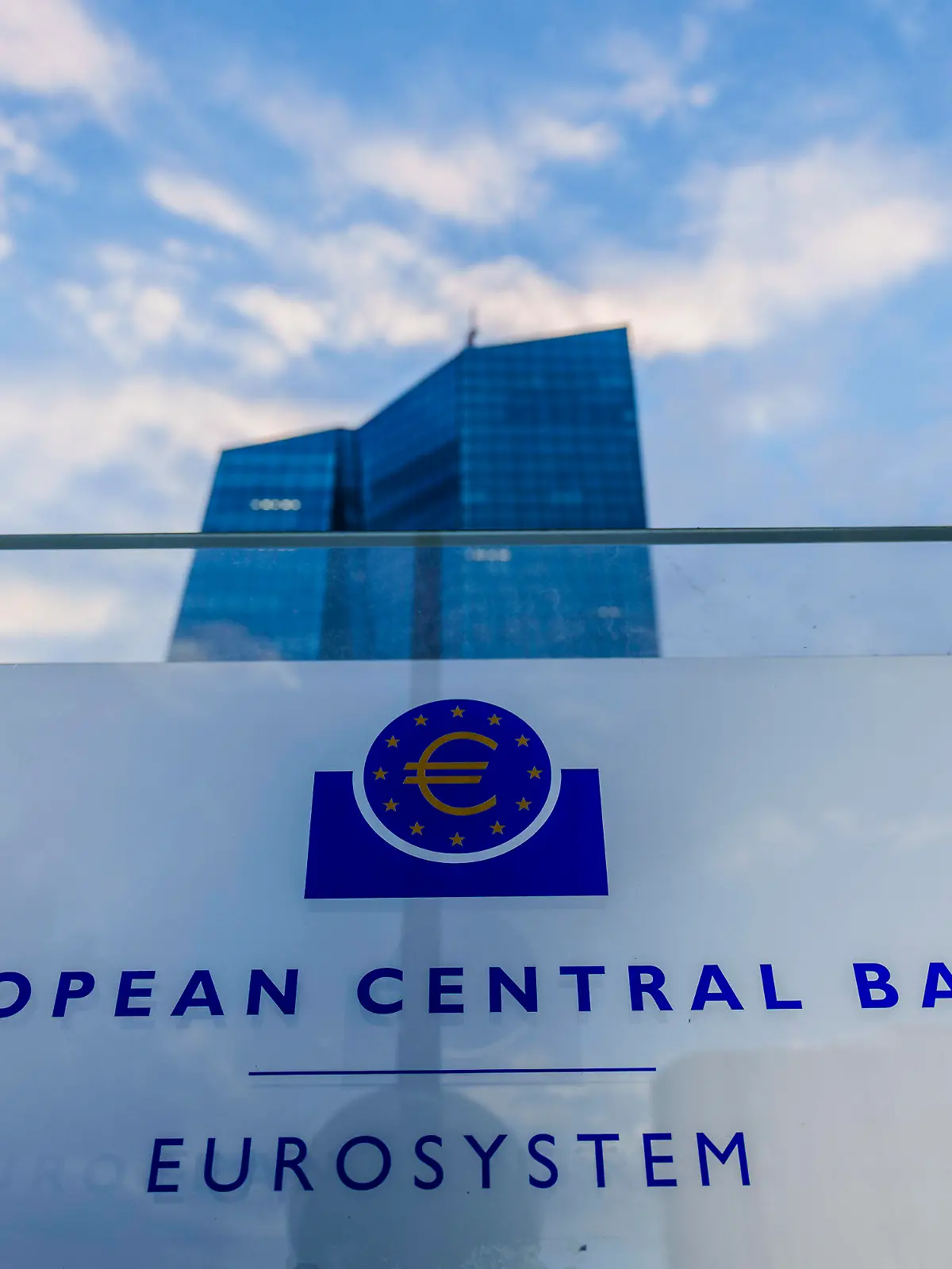 07.09.2022, Hessen, Frankfurt/Main: Eine Tafel "European Central Bank - Eurosystem" steht vor dem EZB-Tower. Die Europäische Zentralbank könnte diesen Donnerstag eine Anhebung der Leitzinsen beschließen. Foto: Andreas Arnold/dpa +++ dpa-Bildfunk +++