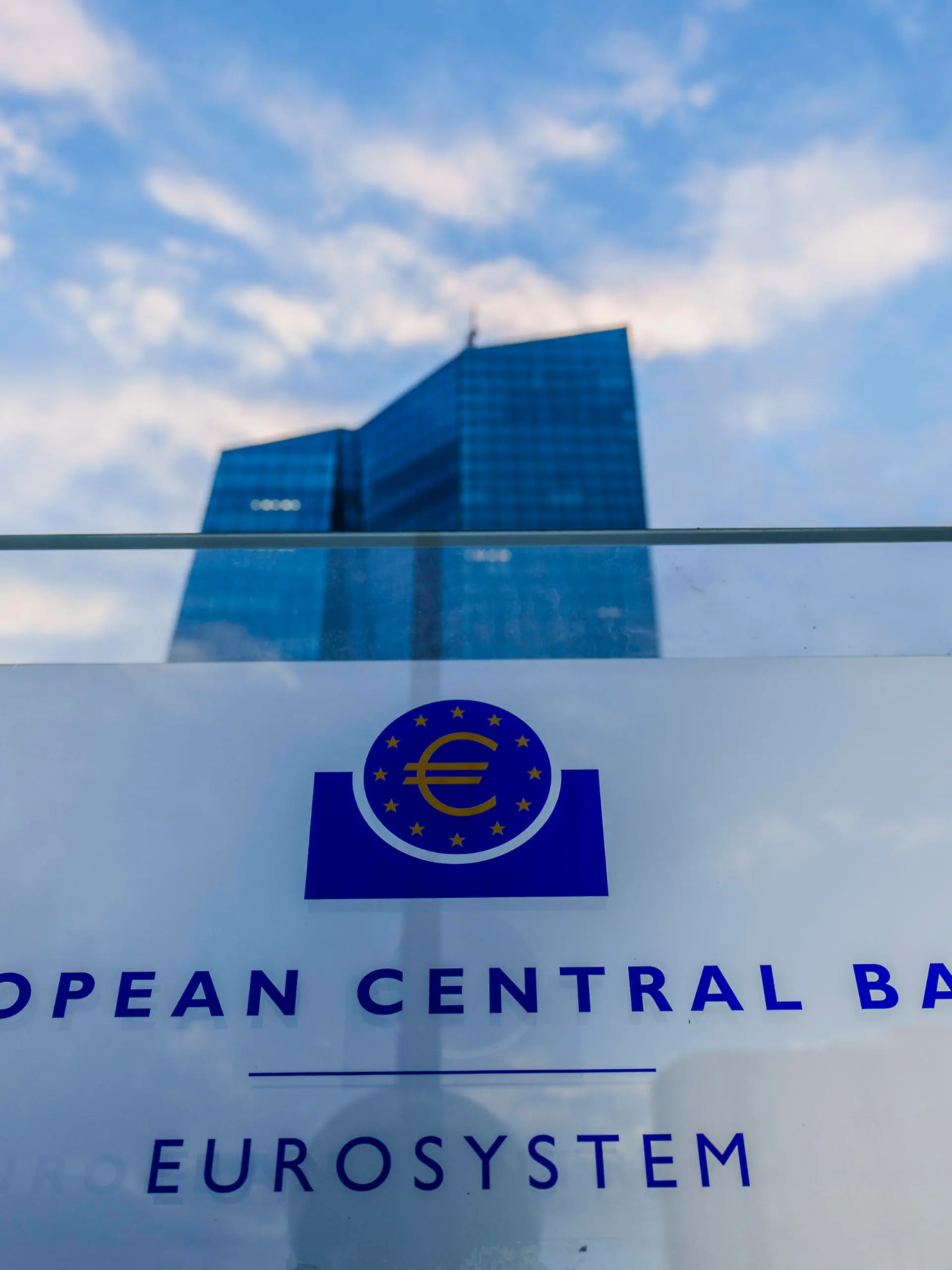 07.09.2022, Hessen, Frankfurt/Main: Eine Tafel "European Central Bank - Eurosystem" steht vor dem EZB-Tower. Die Europäische Zentralbank könnte diesen Donnerstag eine Anhebung der Leitzinsen beschließen. Foto: Andreas Arnold/dpa +++ dpa-Bildfunk +++