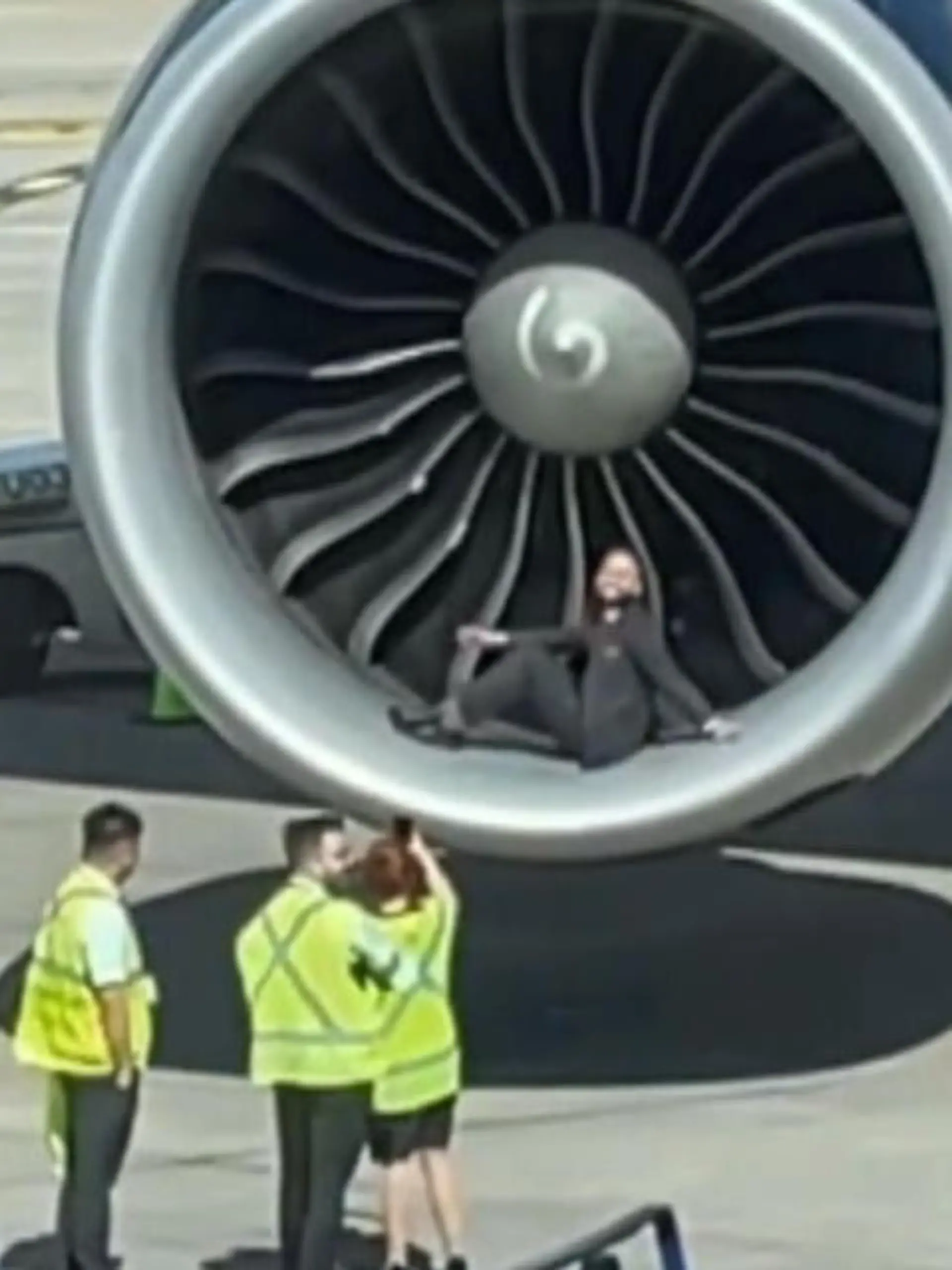Eine Passagierin macht wütend ein Handyvideo von dem Flugpersonal. Denn dieses macht ganz entspannt ein privates Fotoshooting draußen am Flugzeug, während die Passagiere seit drei Stunden auf ihren Flug warten. Das Video landet auf TikTok und hat ernsthafte Konsequenzen für das Personal.