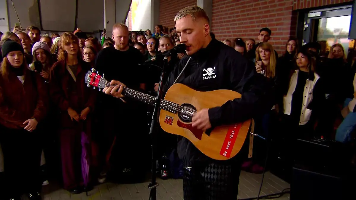 Bei seinem heutigen Pop-Up-Konzert in Hamburg performte Dermont Kennedy seine größten Hits.