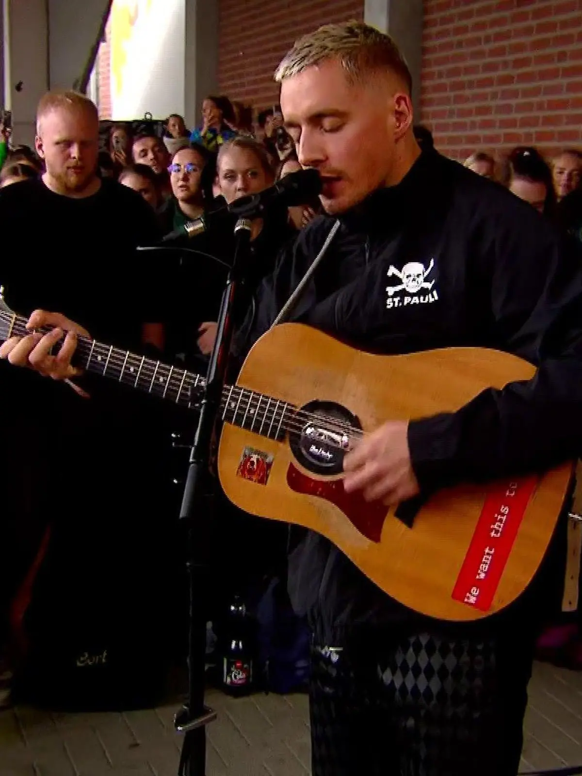 Bei seinem heutigen Pop-Up-Konzert in Hamburg performte Dermont Kennedy seine größten Hits.