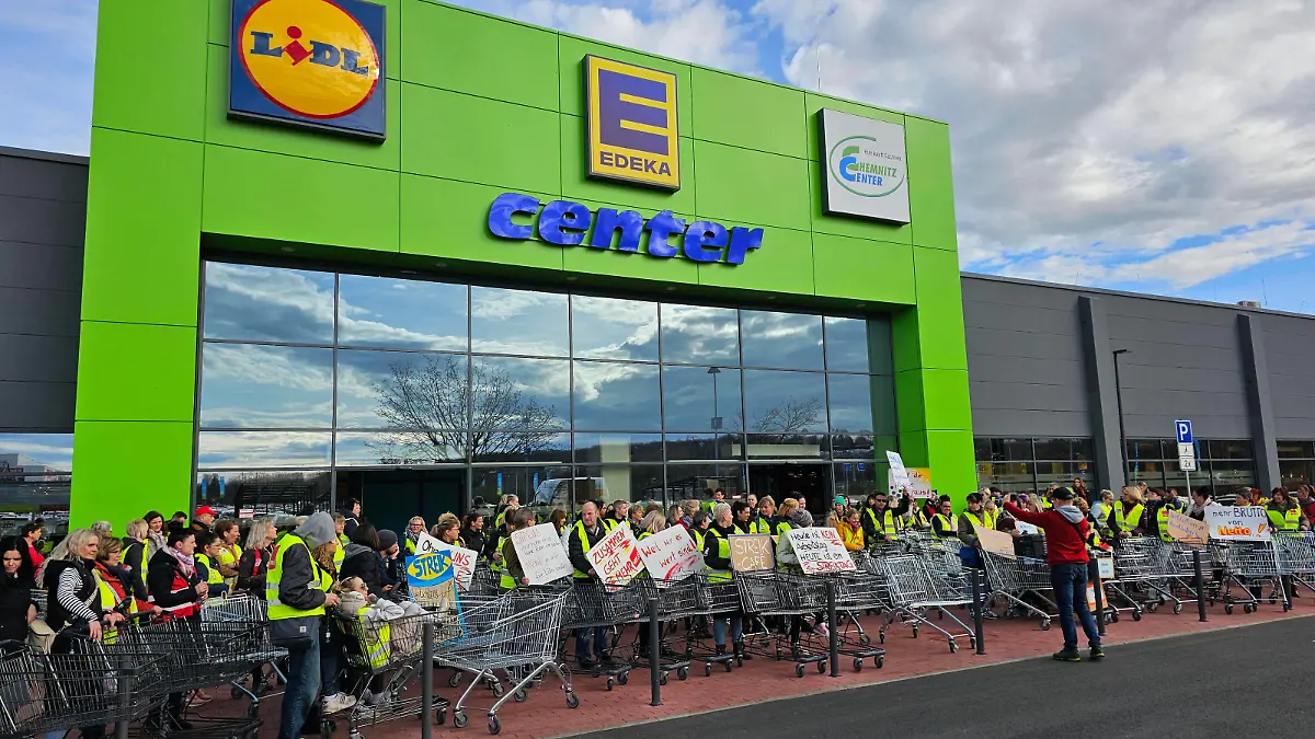 Streik_ Einzelhandel 16.02.2024, Chemnitz, Streik Die Gewerkschaft ver.di hat für Freitag Beschäftigte von Kaufland, Aldi, H&M, Primark und Netto- Markendiscount aus ganz Sachsen zum Warnstreik aufgerufen. Die Streikenden treffen sich zu einer zentralen Kundgebung ab 10.00 Uhr im Chemnitz- Center, Ringstraße 17, vor dem Edeka- Center. Ver.di fordert für ihre Beschäftigten 2,50 Euro mehr Gehalt und Lohn pro Stunde.Das entspricht einer Anhebung des Gehalts um 15 %. Chemnitz Sachsen BRD *** Retail strike 16 02 2024, Chemnitz, Strike The trade union ver di has called on employees of Kaufland, Aldi, H M, Primark and Netto Markendiscount from all over Saxony to go on warning strike on Friday The strikers will meet for a central rally from