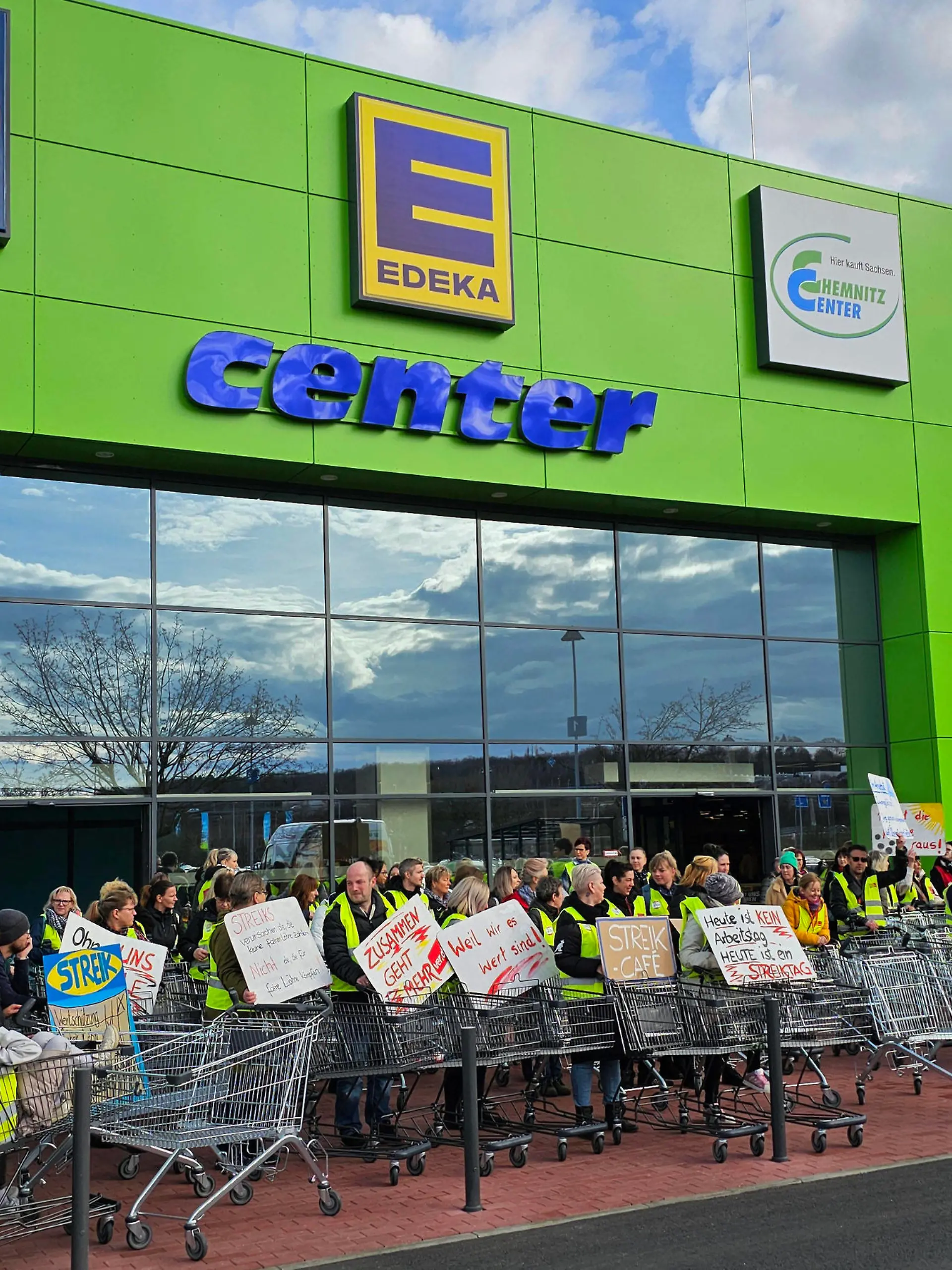 Streik_ Einzelhandel 16.02.2024, Chemnitz, Streik Die Gewerkschaft ver.di hat für Freitag Beschäftigte von Kaufland, Aldi, H&M, Primark und Netto- Markendiscount aus ganz Sachsen zum Warnstreik aufgerufen. Die Streikenden treffen sich zu einer zentralen Kundgebung ab 10.00 Uhr im Chemnitz- Center, Ringstraße 17, vor dem Edeka- Center. Ver.di fordert für ihre Beschäftigten 2,50 Euro mehr Gehalt und Lohn pro Stunde.Das entspricht einer Anhebung des Gehalts um 15 %. Chemnitz Sachsen BRD *** Retail strike 16 02 2024, Chemnitz, Strike The trade union ver di has called on employees of Kaufland, Aldi, H M, Primark and Netto Markendiscount from all over Saxony to go on warning strike on Friday The strikers will meet for a central rally from
