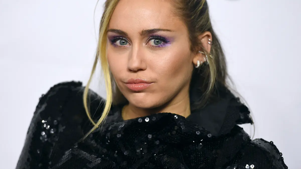 ARCHIV - 08.02.2019, USA, Los Angeles: Miley Cyrus, US-amerikanische Schauspielerin und Sängerin, bei einer MusiCares-Veranstaltung. Cyrus hat wegen des international grassierenden Coronavirus ein Buschfeuer-Benefizkonzert in Australien abgesagt. Foto: Jordan Strauss/Invision/dpa +++ dpa-Bildfunk +++