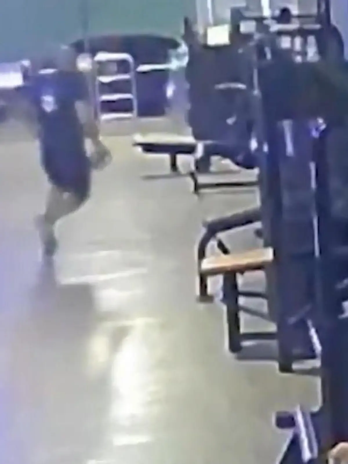 Manche mögen diese Aktion wohl leichtsinnig nennen. Ein Bodybuilder hat in Brasilien zwei Räuber aus einem Fitnessstudio vertrieben. Er schlug die bewaffneten Männer mit Hantelscheiben in die Flucht - es fielen sogar mehrere Schüsse.