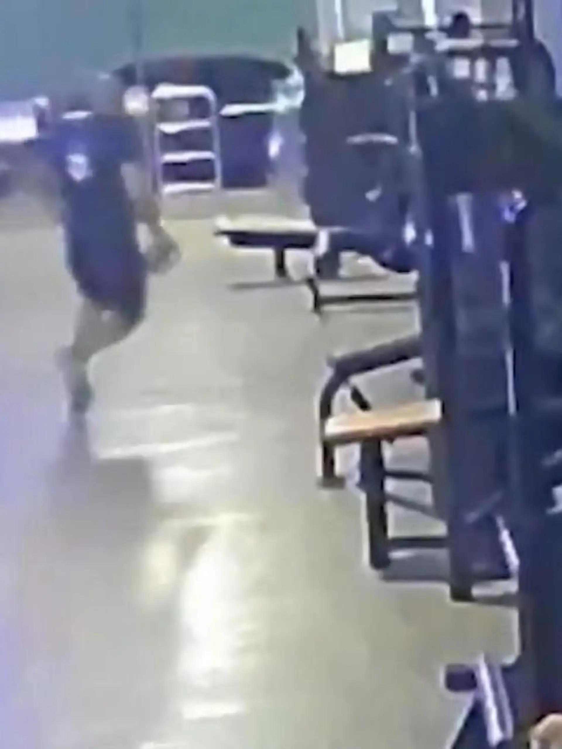 Manche mögen diese Aktion wohl leichtsinnig nennen. Ein Bodybuilder hat in Brasilien zwei Räuber aus einem Fitnessstudio vertrieben. Er schlug die bewaffneten Männer mit Hantelscheiben in die Flucht - es fielen sogar mehrere Schüsse.
