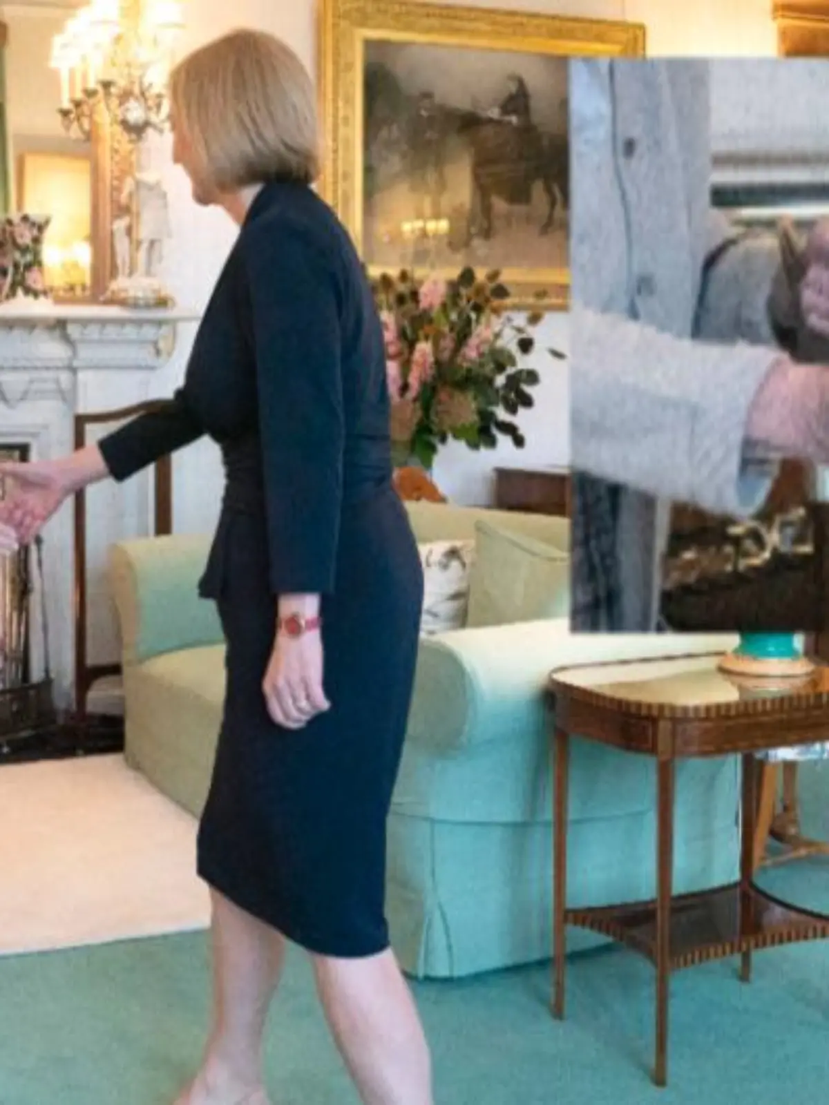 Queen gibt Liz Truss die Hand.