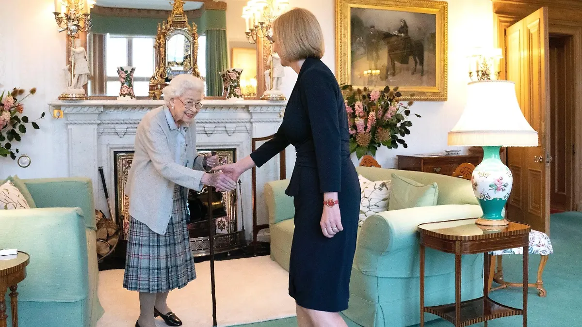 BGUK_2454704 - Ballater, UNITED KINGDOM - The Queen welcomes Liz Truss during an audience at Balmoral Castle, where she invited the newly elected leader of the Conservative party to become Prime Minister and form a new government, in Balmoral, Scotland, UK, on the 6th September 2022.
Picture by Jane Barlow/WPA-Pool
Pictured: Queen, Queen Elizabeth, Liz Truss
BACKGRID UK 6 SEPTEMBER 2022