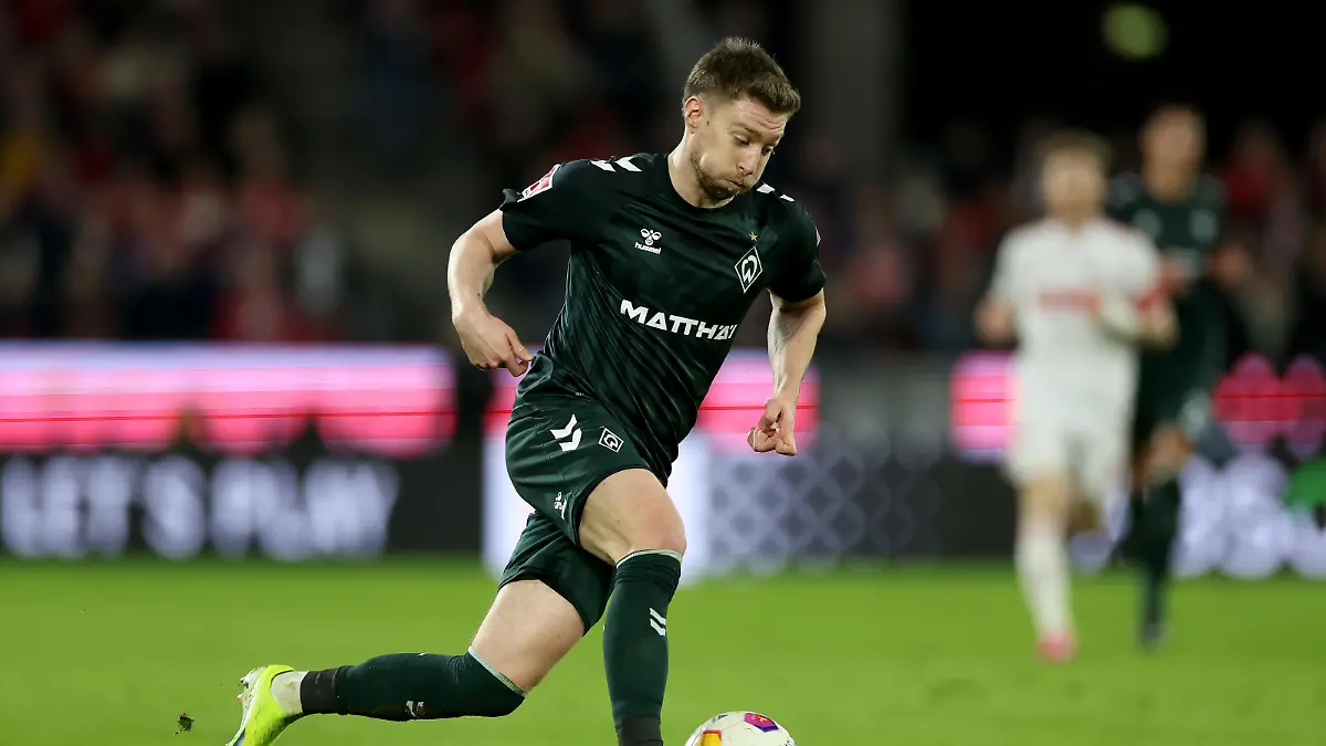 COLOGNE, GERMANY - FEBRUARY 16: Mitchell Weiser of Werder Bremen runs with the ball during the Bundesliga match between 1. FC Köln and SV Werder Bremen at RheinEnergieStadion on February 16, 2024 in Cologne, Germany. (Photo by Lars Baron/Getty Images)
