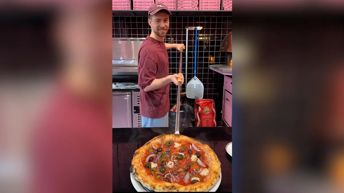 Bundesliga-Profi Weiser mit frischgebackener veganer Pizza