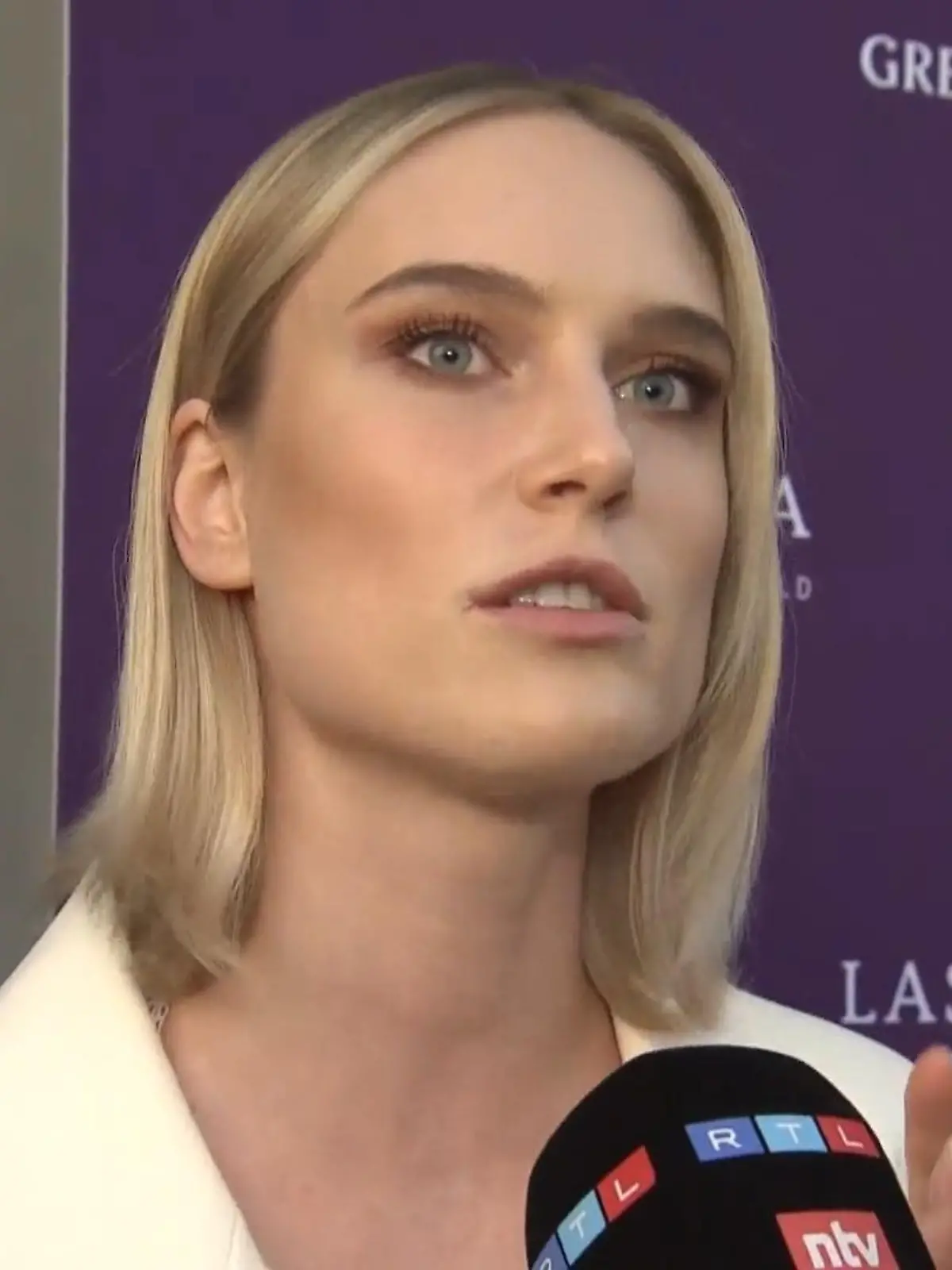 Immer wieder hört man, dass das Model-Business besser, sozusagen offener und menschlicher geworden sei. Hessens erfolgreichstes Model Kim Hnizdo, die 2016 die Castingshow von Heidi Klum gewann, spricht jetzt aus, was sich tatsächlich geändert hat. Die Hessin ist zurzeit auf der Berliner Fashionweek unterwegs. Da hat sie RTL-Promi-Reporter Jens Prewo getroffen.