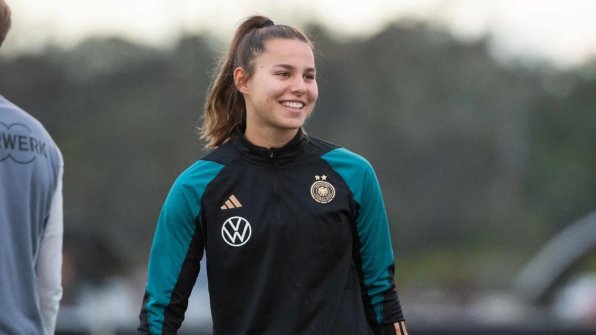 Lena Oberdorf Deutschland, 06 lacht, AUS, Training DFB Frauen Nationalmannschaft, Deutschland, FIFA Frauen Fussball Weltmeisterschaft Australien 2023, 18.07.2023 AUS, Training DFB Frauen Nationalmannschaft, Deutschland, FIFA Frauen Fussball Weltmeisterschaft Australien 2023, 18.07.2023 Tuggerah *** Lena Oberdorf Germany, 06 laughs, AUS, training DFB women national team, Germany, FIFA Womens World Cup Australia 2023, 18 07 2023 AUS, training DFB women national team, Germany, FIFA Womens World Cup Australia 2023, 18 07 2023 Tuggerah Copyright: xEibner-Pressefoto/Memmlerx EP_MMR