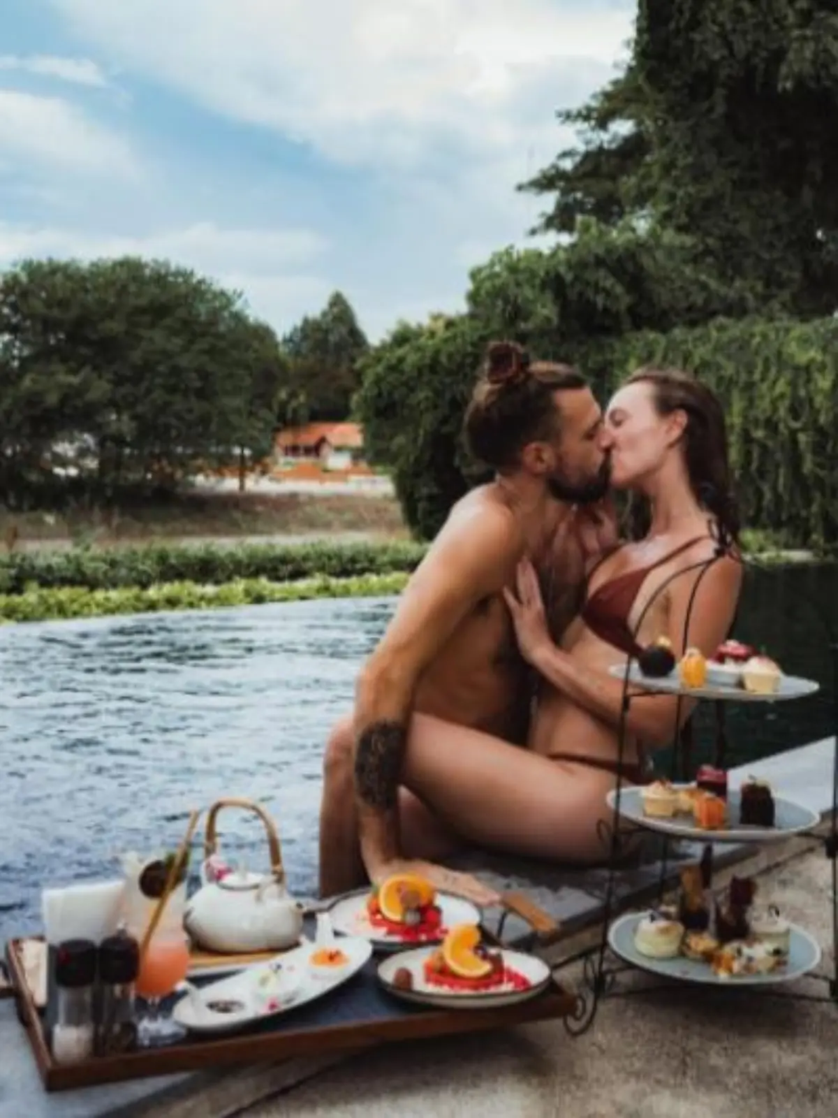 Silke und Keiran mit Snacks im Pool.