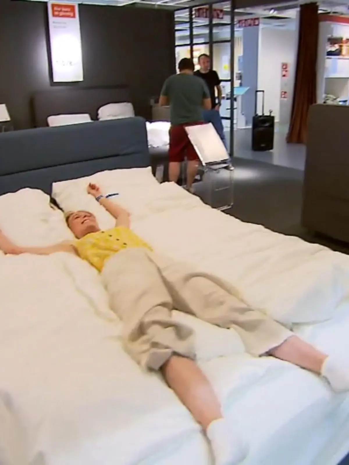 Ein Kinderzimmer mit rosa Hochbett und Prinzessinnen-Lampe, ein perfekt eingerichtetes Wohnzimmer mit Schlafsofa und romantischer Beleuchtung: Möbelhäuser faszinieren uns doch immer wieder mit ihren geschaffenen Traumwelten. Für 50 Kunden eines IKEA-Möbelhauses in Frankfurt wurde der Traum jetzt wahr: Sie durften dort übernachten! Wer dabei das Premiumbett ergatterte und was es zum Abendessen im hauseigenen Restaurant gab – im Video!