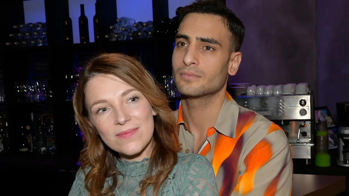 Lilly (Iris Mareike Steen) und Nihat (Timur Ülker) vergessen alles und sind glücklich.
+++ Die Verwendung des sendungsbezogenen Materials ist nur mit dem Hinweis und Verlinkung auf RTL+ gestattet. +++