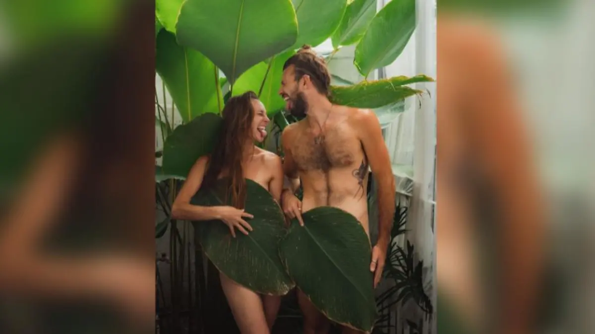 Silke und Keiran mit Blättern bedeckt
