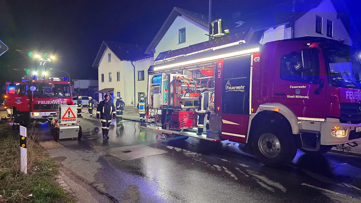 07.03.2024, Bayern, Nittenau: Einsatzfahrzeuge der Feuerwehr stehen nach einem Brand vor einem Wohnkomplex in der Oberpfalz. Bei dem Brand in einem großen Wohnkomplex im Landkreis Schwandorf sind mehr als 30 Menschen durch Rauch verletzt worden, wie ein Sprecher der Feuerwehr mitteilte. Foto: Moller-Schuh/Vifogra/dpa +++ dpa-Bildfunk +++