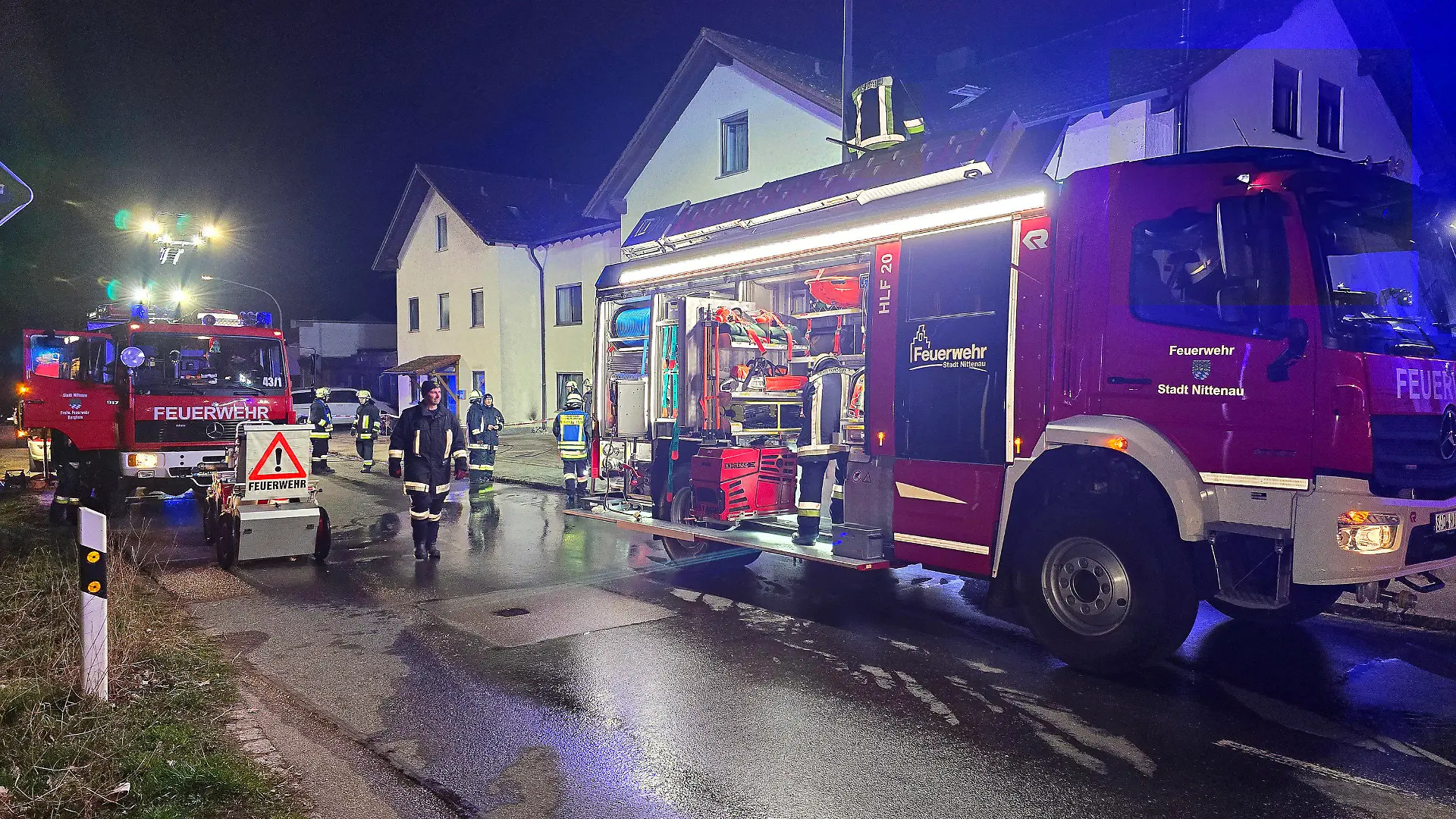 07.03.2024, Bayern, Nittenau: Einsatzfahrzeuge der Feuerwehr stehen nach einem Brand vor einem Wohnkomplex in der Oberpfalz. Bei dem Brand in einem großen Wohnkomplex im Landkreis Schwandorf sind mehr als 30 Menschen durch Rauch verletzt worden, wie ein Sprecher der Feuerwehr mitteilte. Foto: Moller-Schuh/Vifogra/dpa +++ dpa-Bildfunk +++