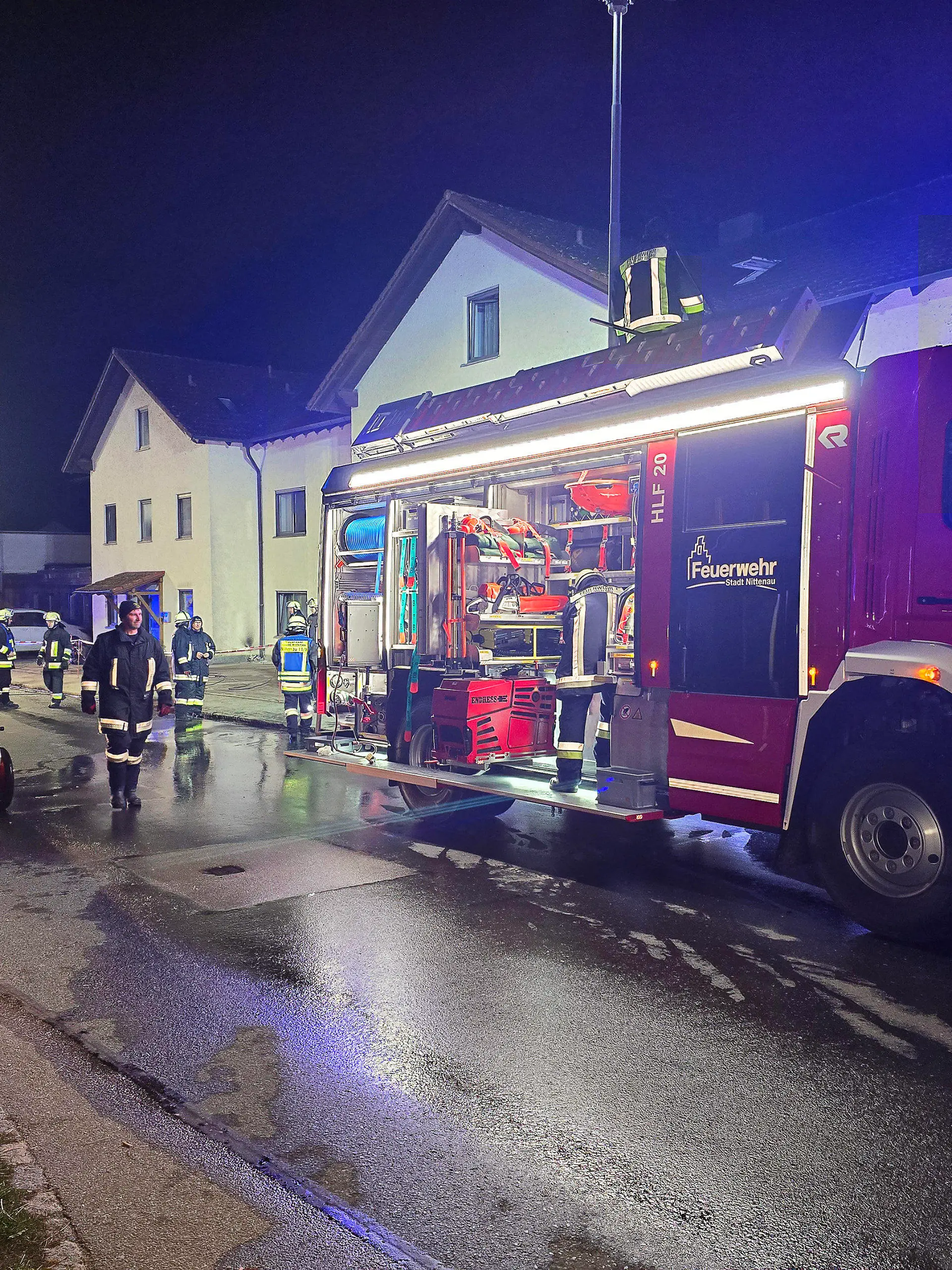 07.03.2024, Bayern, Nittenau: Einsatzfahrzeuge der Feuerwehr stehen nach einem Brand vor einem Wohnkomplex in der Oberpfalz. Bei dem Brand in einem großen Wohnkomplex im Landkreis Schwandorf sind mehr als 30 Menschen durch Rauch verletzt worden, wie ein Sprecher der Feuerwehr mitteilte. Foto: Moller-Schuh/Vifogra/dpa +++ dpa-Bildfunk +++
