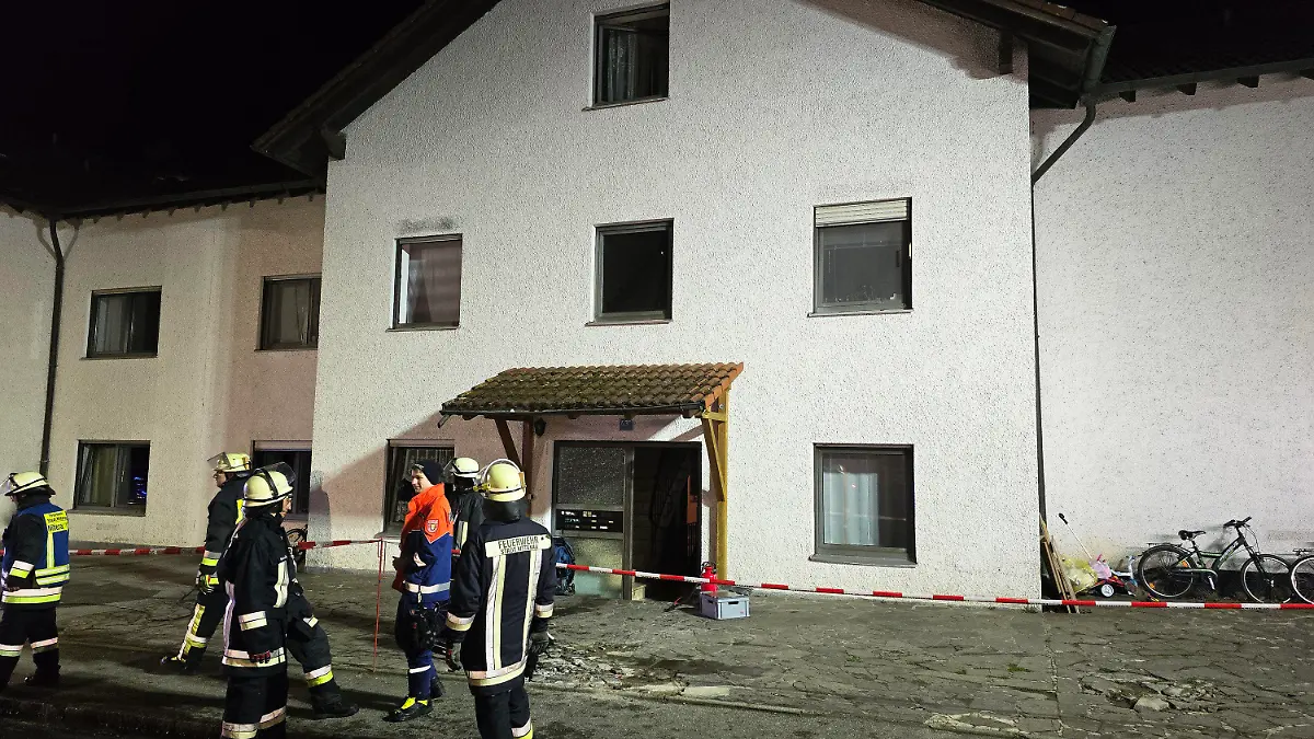 07.03.2024, Bayern, Nittenau: Einsatzkräfte der Feuerwehr stehen nach einem Brand vor einem Wohnkomplex in der Oberpfalz. Bei dem Brand in einem großen Wohnkomplex im Landkreis Schwandorf sind mehr als 30 Menschen durch Rauch verletzt worden, wie ein Sprecher der Feuerwehr mitteilte. Foto: Moller-Schuh/Vifogra/dpa +++ dpa-Bildfunk +++