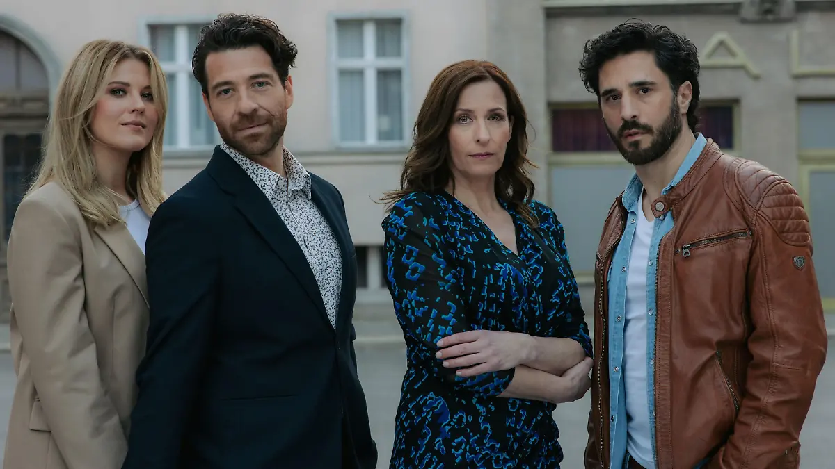 Gerechtigkeit und Liebe oder Knast nach Intrige? Alicia (Josefin Bressel) und Carlos (Patrick Fernandez), Katrin (Ulrike Frank) und Tobias (Jan Kittmann)
+++ Die Verwendung des sendungsbezogenen Materials ist nur mit dem Hinweis und Verlinkung auf RTL+ gestattet. +++