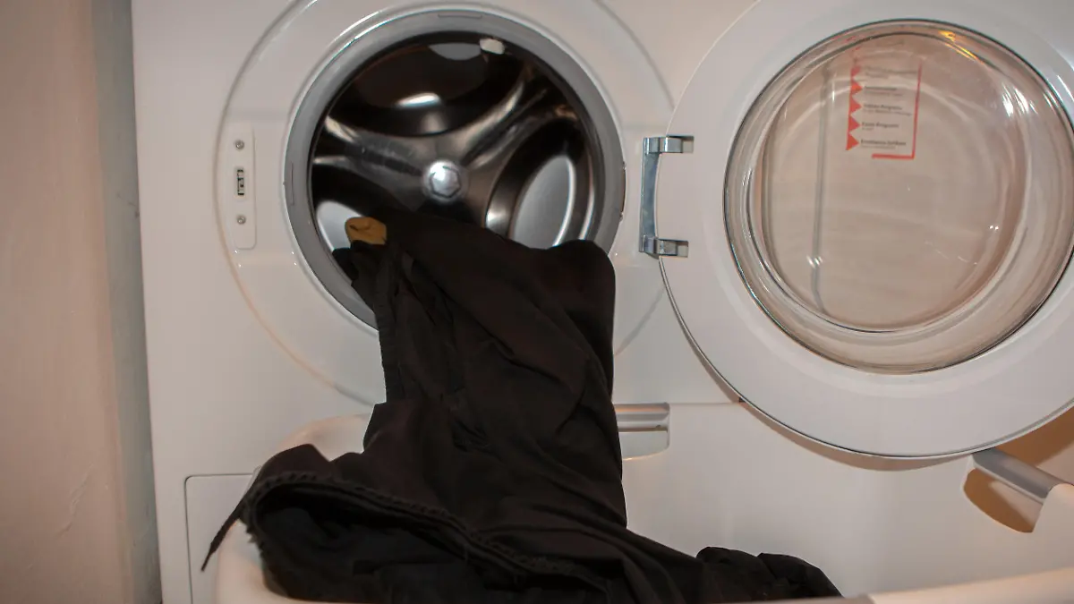 Schwarze Wäsche quillt aus der Waschmaschine